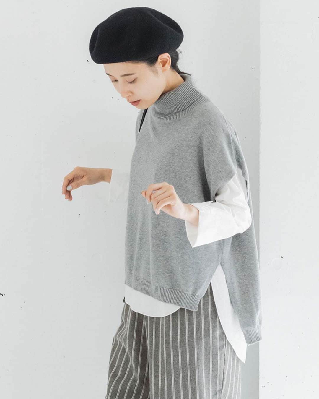 ナチュランさんのインスタグラム写真 - (ナチュランInstagram)「【 mao made 】ナチュラン初特集♪ニットベストでさりげないリラックスを取り入れて  ・  ナチュラルでリラックスした雰囲気の中に、 さりげなく今っぽさを取り入れた「 Mao made（マオ メイド） 」を初特集。  季節の変わり目に活躍するニットベストのアンサンブルと、 重ね着におすすめのロングブラウスをご紹介します。  モデル身長： 160cm @emma_maeda  ----------------------------- 　  mao made -----------------------------  ■タートルフレンチベスト　インナーセット ￥11,880 ピンクベージュ[ 注文番号：AEL-4A83-3337-A ] ブラックネイビー[ 注文番号：AEL-4A83-3337-B ] トップグレー[ 注文番号：AEL-4A83-3337-C ]  -----------------------------  ▶️商品詳細やお買い物は写真のタグをタップ またはプロフィール（@natulan_official）から 「ナチュラン」のサイトにアクセスして 注文番号や商品名を検索してみてくださいね。  #lifewear #fashion #natulan #今日のコーデ #コーディネート #ファッション #ナチュラル #ナチュラン #日々の暮らし #暮らしを楽しむ #シンプルライフ #シンプルコーデ #大人女子 #大人カジュアルコーデ #ベスト #タートルネック #重ね着 #着回しコーデ #ニット #ブラウス #秋 #秋カラー #秋コーデ #マオメイド #maomade #natulan_official.」9月26日 13時56分 - natulan_official
