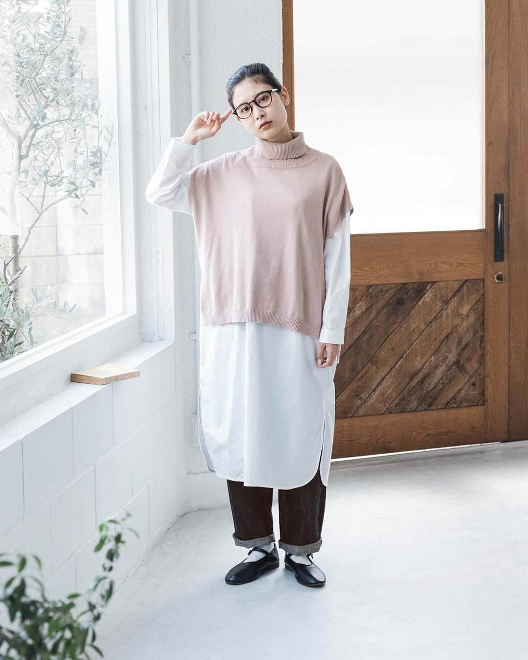 ナチュランさんのインスタグラム写真 - (ナチュランInstagram)「【 mao made 】ナチュラン初特集♪ニットベストでさりげないリラックスを取り入れて  ・  ナチュラルでリラックスした雰囲気の中に、 さりげなく今っぽさを取り入れた「 Mao made（マオ メイド） 」を初特集。  季節の変わり目に活躍するニットベストのアンサンブルと、 重ね着におすすめのロングブラウスをご紹介します。  モデル身長： 160cm @emma_maeda  ----------------------------- 　  mao made -----------------------------  ■タートルフレンチベスト　インナーセット ￥11,880 ピンクベージュ[ 注文番号：AEL-4A83-3337-A ] ブラックネイビー[ 注文番号：AEL-4A83-3337-B ] トップグレー[ 注文番号：AEL-4A83-3337-C ]  -----------------------------  ▶️商品詳細やお買い物は写真のタグをタップ またはプロフィール（@natulan_official）から 「ナチュラン」のサイトにアクセスして 注文番号や商品名を検索してみてくださいね。  #lifewear #fashion #natulan #今日のコーデ #コーディネート #ファッション #ナチュラル #ナチュラン #日々の暮らし #暮らしを楽しむ #シンプルライフ #シンプルコーデ #大人女子 #大人カジュアルコーデ #ベスト #タートルネック #重ね着 #着回しコーデ #ニット #ブラウス #秋 #秋カラー #秋コーデ #マオメイド #maomade #natulan_official.」9月26日 13時56分 - natulan_official