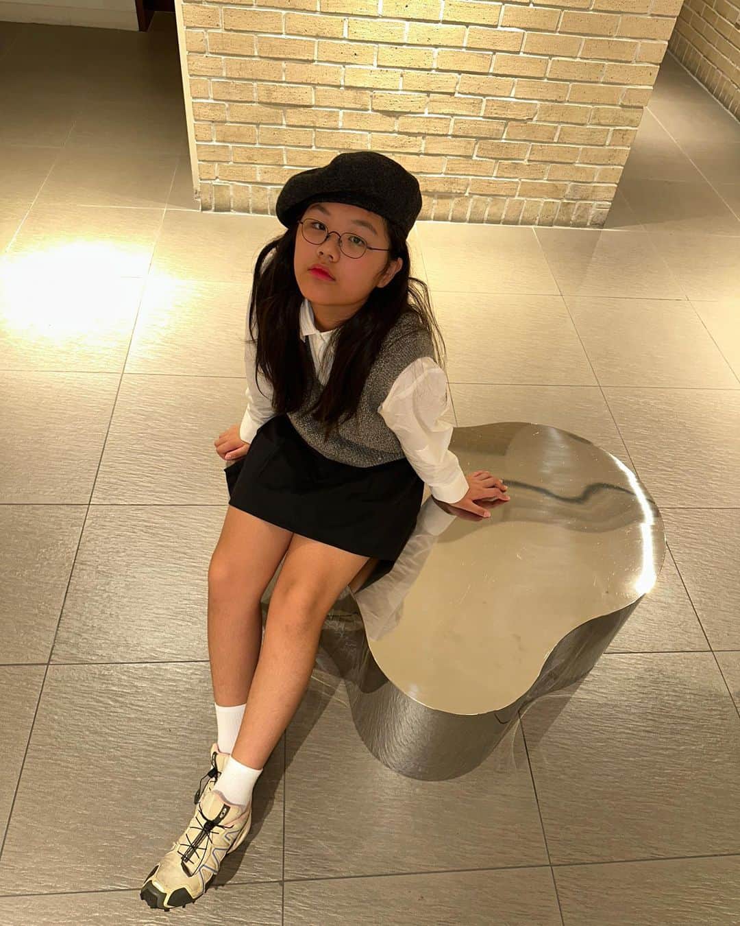 ユン・ヘジンのインスタグラム：「하 굳이 여행와서 지금 당장 옷을 예쁘게 입어보고싶다며...🤦🏻‍♀️  맘에드냐? 만족해?!! 발이 너무 커서 신발은 못 삼 니 사이즈 없댘ㅋㅋㅌㅌ」
