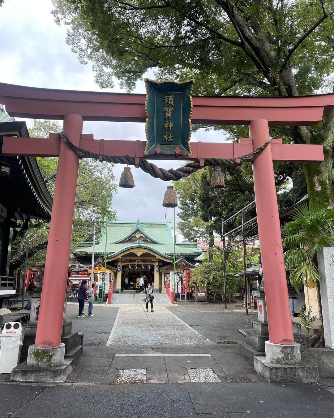 植田麻友美さんのインスタグラム写真 - (植田麻友美Instagram)「君の名はで有名な  須賀神社さん⛩  御祭神は  須佐之男命（須賀大神）と宇迦能御魂神（稲荷大神） ⭐  稲荷大神は 五穀豊穣・開運招福・商売繁盛の神様として 須賀大神は 暦神として、土木建築・悪霊退散・諸難・疫病除けの神として  古くより庶民の信仰を集めてきたみたい🍀  住宅街の中にある神社さんで⛩ 静かでとても気持ちのいい⛩でした❤️ 絵馬も可愛くて とっても素敵でした✨  そして 君の名は☄️での聖地みたいで ファンの方も階段を嬉しそうに写真撮ったり 眺めてたなぁ🍀 君の名はが好きな方は是非参拝を🌸  そして良い御縁をむすんでもらいましょう❤️ #須賀神社  #須賀神社の階段  #君の名は  #神社巡り」9月26日 13時56分 - ue_mayutaro