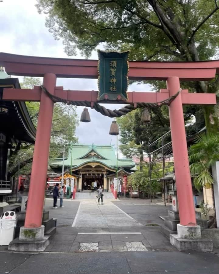 植田麻友美のインスタグラム：「君の名はで有名な  須賀神社さん⛩  御祭神は  須佐之男命（須賀大神）と宇迦能御魂神（稲荷大神） ⭐  稲荷大神は 五穀豊穣・開運招福・商売繁盛の神様として 須賀大神は 暦神として、土木建築・悪霊退散・諸難・疫病除けの神として  古くより庶民の信仰を集めてきたみたい🍀  住宅街の中にある神社さんで⛩ 静かでとても気持ちのいい⛩でした❤️ 絵馬も可愛くて とっても素敵でした✨  そして 君の名は☄️での聖地みたいで ファンの方も階段を嬉しそうに写真撮ったり 眺めてたなぁ🍀 君の名はが好きな方は是非参拝を🌸  そして良い御縁をむすんでもらいましょう❤️ #須賀神社  #須賀神社の階段  #君の名は  #神社巡り」