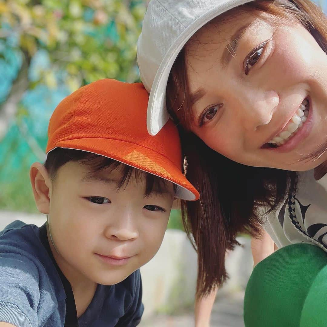 蛯原英里さんのインスタグラム写真 - (蛯原英里Instagram)「先週末の幼稚園の運動会は快晴🌞 かむちゃんは、朝からやる気満々  かけっこ、ダンス、玉入れ、大玉転がしなど種目もたくさんあり、見ているこちらもとても楽しめました  かけっこは見事１位でした やったね👏おめでとう🎉  #運動会  #お疲れ様でした  #5歳  #男の子ママ」9月26日 13時58分 - eriebihara