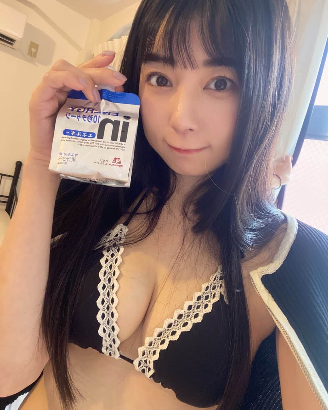 佐藤夢のインスタグラム：「健康大事❗️  最近は気にかけて体重計も久しぶりに測ってみたり、フルーツ沢山食べてビタミンを摂ったり筋トレも始めたりしてます💪  あんまり美容に気を使ってなかったので、これからはお肌のお手入れもしていこうかと思います💆‍♀️✨  可愛く綺麗になってさらに好きになってもらえたら嬉しいなぁ~💕  でも本当に食べるのが大好きだから我慢はなるべくせずに沢山食べれるように健康を維持しなきゃね🥰🥰  #グラビア　#軟乳　#健康　#美容　#水着　#筋トレ　#大食いタレント　#黒髪　#黒髪ロング　#インスタ　#撮影会　#いっぱい食べる」