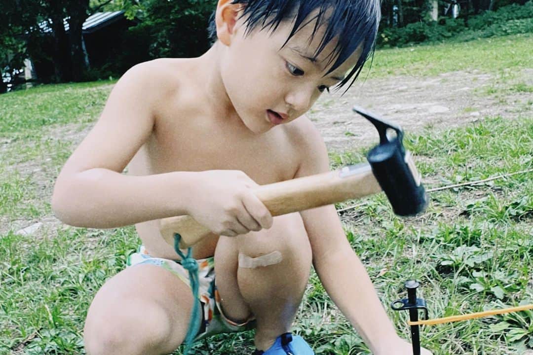日下部ゆいこさんのインスタグラム写真 - (日下部ゆいこInstagram)「. . キャンプ振り返り。 . お絵描き好きの長男は キャンプでも描き描き。 . テントの設営や薪割り、 BBQのお手伝いと 少しずつ逞しい男に なってるのか？(疑問系) . . #キャンプ#camp#camping#テント#男の子#男の子ママ#男の子兄弟#五歳#二歳#青木湖」9月26日 14時07分 - yuiko_kusakabe