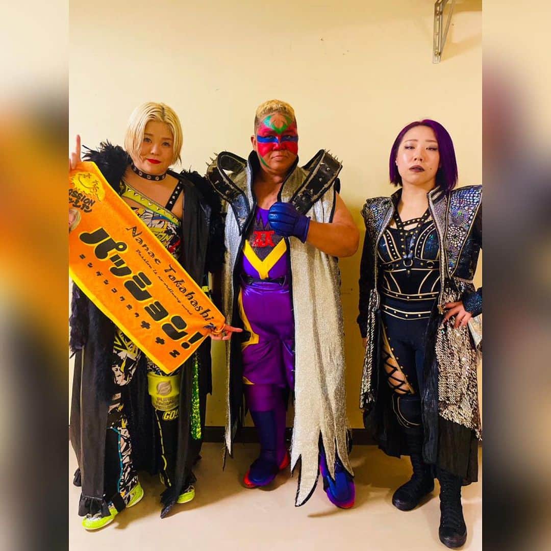 高橋奈苗のインスタグラム：「🔥🔥🔥  2023/09/24  #佐渡島プロレス  アジャ・コング&高橋奈七永&DASH・チサコ 🆚 橋本千紘&VENY&愛海  この日も 【プロレス続けてるといいことがある‼️ 見続けてるといいことがある‼️ 女子プロレスがいちばーーーん‼️】  な日だった。  初の佐渡島、最高だった🔥  （行く前の緊張やばかったけど！笑）  やっぱりいつまでも進化し続けたい。 目標をもって、進んでいこ。  橋本千紘もVENYも、また必ず。  フォーの愛海、フォーにパッションは負けない。  チサコ、沢山「ナナエー！」って叫んでくれてありがとう。 ナナエじゃねーよ！  アジャさんとのタッグも中々ないので、身が引き締まりました。パッションって言ってくださったとき、心が震えました😇  大会開催にあたりご尽力された北村様、パンチさんはじめスタッフの皆様。ありがとうございました！！！  パッションでひとつになれて最高だった🔥❤️‍🔥  @nanae_passion_  follow me!  パッションTシャツ　新色追加⭐️ 通販ショップ➡︎ https://jungarian.thebase.in/  #プロレス #高橋奈七永  #ナナエ #パッション #passion #女子プロレス #人間国宝 #japan #nanaetakahashi #SENJO」