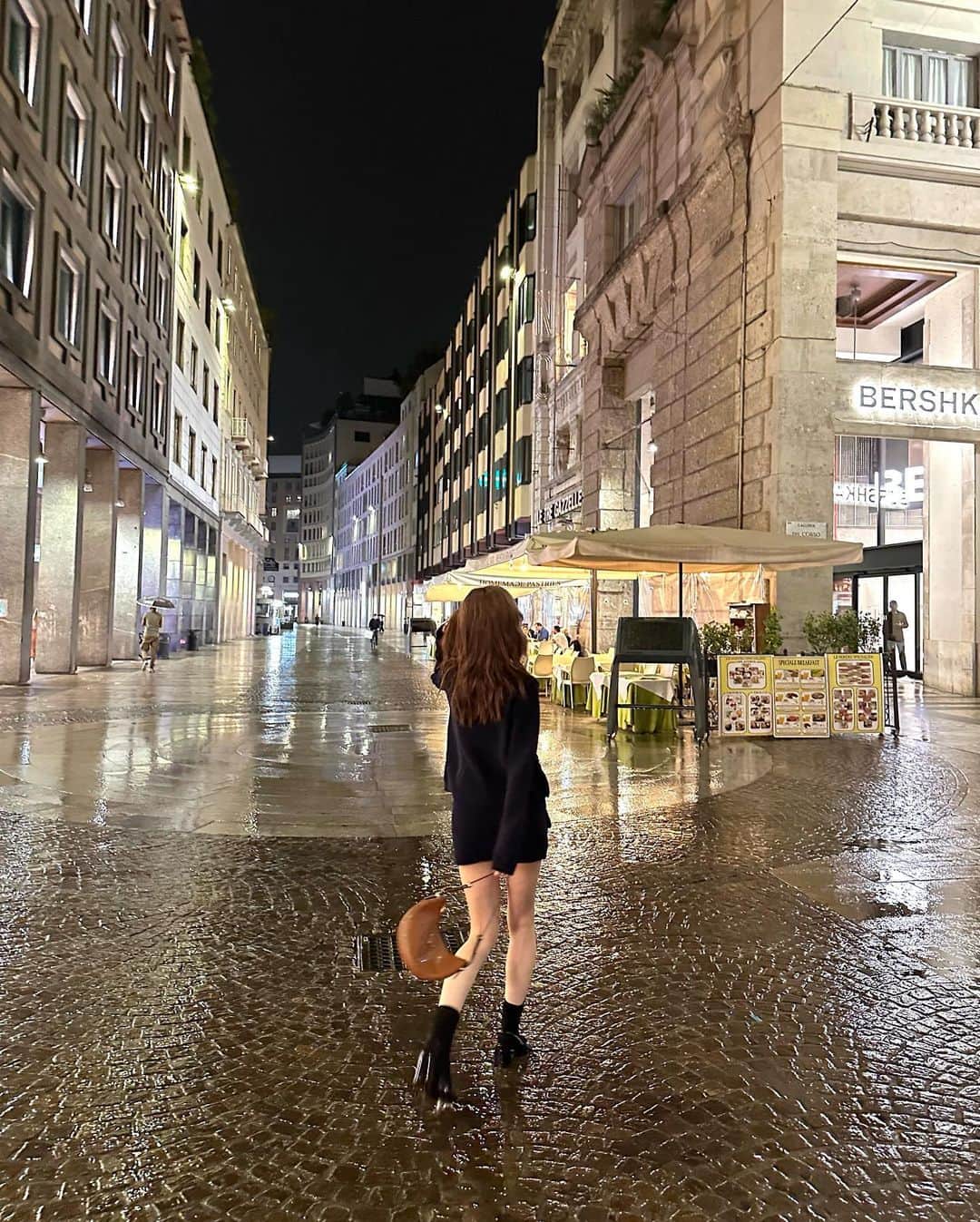 さなのインスタグラム：「비오면 한번씩 맞아주기🌂🌧️」