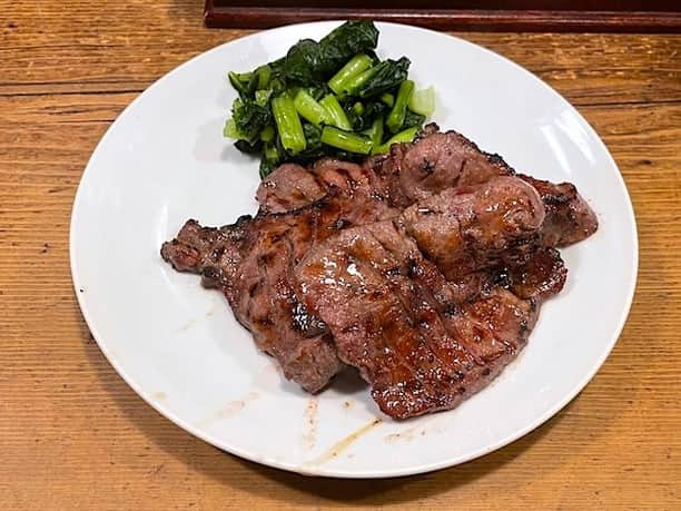 小野瀬雅生さんのインスタグラム写真 - (小野瀬雅生Instagram)「仙台の旨味太助で牛タン定食Aウマウマウー☆Aは牛タン4枚☆Bが5枚☆Cが6枚☆メニューはほかにうなぎがあります☆創業以来の塩味素焼き☆シンプルな塩味☆炭火焼きの香ばしさ☆ヒジョーにウマイ☆食べ応えはあるけれど硬くない☆絶妙な仕上がり☆麦ご飯と一緒にシアワセ数倍増☆テールスープもチョーウマイ☆大満足♫ #牛タン定食a #旨味太助 #仙台 #国分町 #麦飯 #漬物 #テールスープ #小野瀬雅生 #onosemasao #ウマウマウー #創業以来の塩味素焼き #絶妙 #食べ応え #噛み応え #硬くない #シアワセ #チョーウマイ#ヒジョーにウマイ #大満足」9月26日 14時21分 - onosemasao