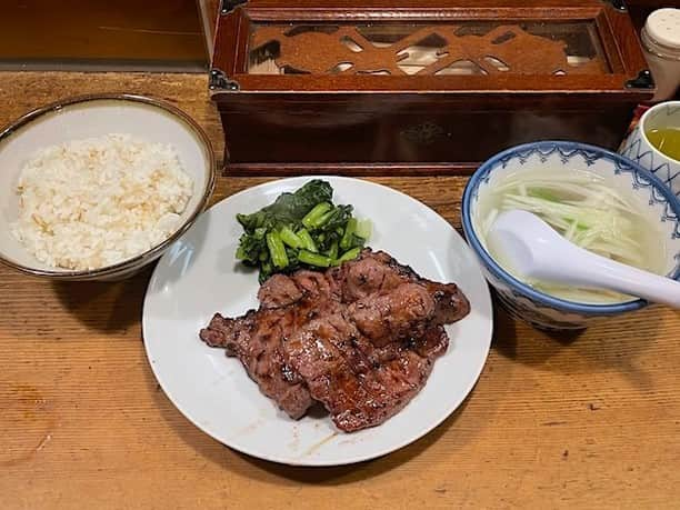 小野瀬雅生さんのインスタグラム写真 - (小野瀬雅生Instagram)「仙台の旨味太助で牛タン定食Aウマウマウー☆Aは牛タン4枚☆Bが5枚☆Cが6枚☆メニューはほかにうなぎがあります☆創業以来の塩味素焼き☆シンプルな塩味☆炭火焼きの香ばしさ☆ヒジョーにウマイ☆食べ応えはあるけれど硬くない☆絶妙な仕上がり☆麦ご飯と一緒にシアワセ数倍増☆テールスープもチョーウマイ☆大満足♫ #牛タン定食a #旨味太助 #仙台 #国分町 #麦飯 #漬物 #テールスープ #小野瀬雅生 #onosemasao #ウマウマウー #創業以来の塩味素焼き #絶妙 #食べ応え #噛み応え #硬くない #シアワセ #チョーウマイ#ヒジョーにウマイ #大満足」9月26日 14時21分 - onosemasao