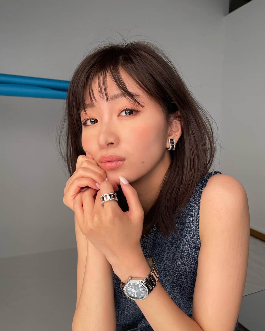 岡崎紗絵さんのインスタグラム写真 - (岡崎紗絵Instagram)「オルロジュリーさん撮影時のオフショット。 素敵な時計と共に楽しい撮影でした、、🕊️  時計についてお話ししております。 web版もあるので是非チェックしてね☺︎  #オルロジュリー」9月26日 14時26分 - sae_okazaki