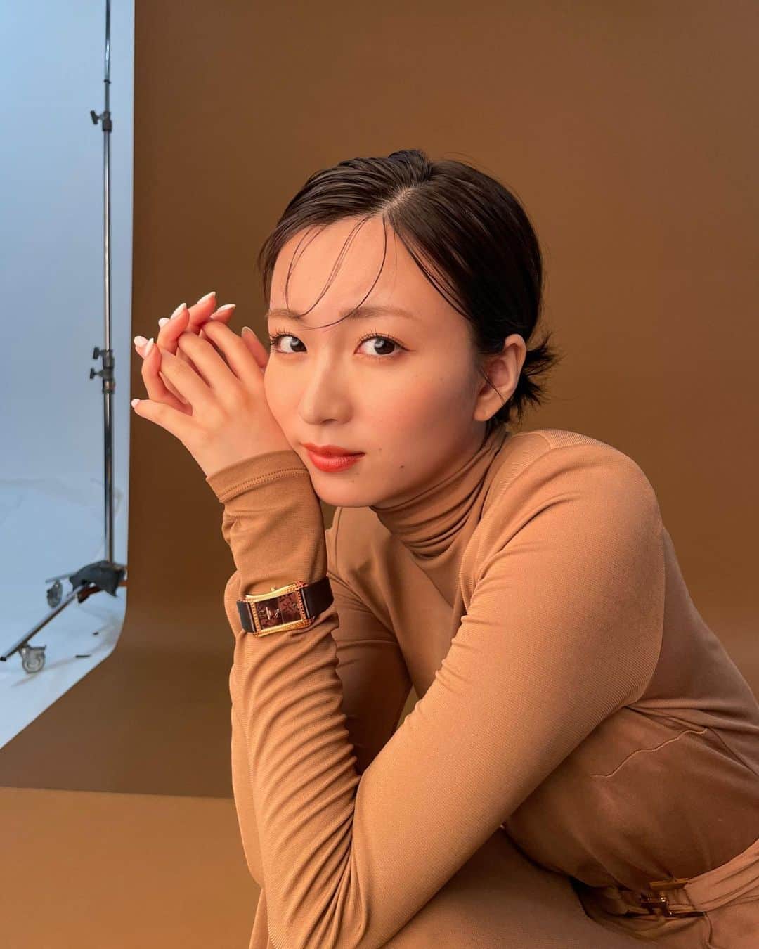 岡崎紗絵のインスタグラム：「オルロジュリーさん撮影時のオフショット。 素敵な時計と共に楽しい撮影でした、、🕊️  時計についてお話ししております。 web版もあるので是非チェックしてね☺︎  #オルロジュリー」