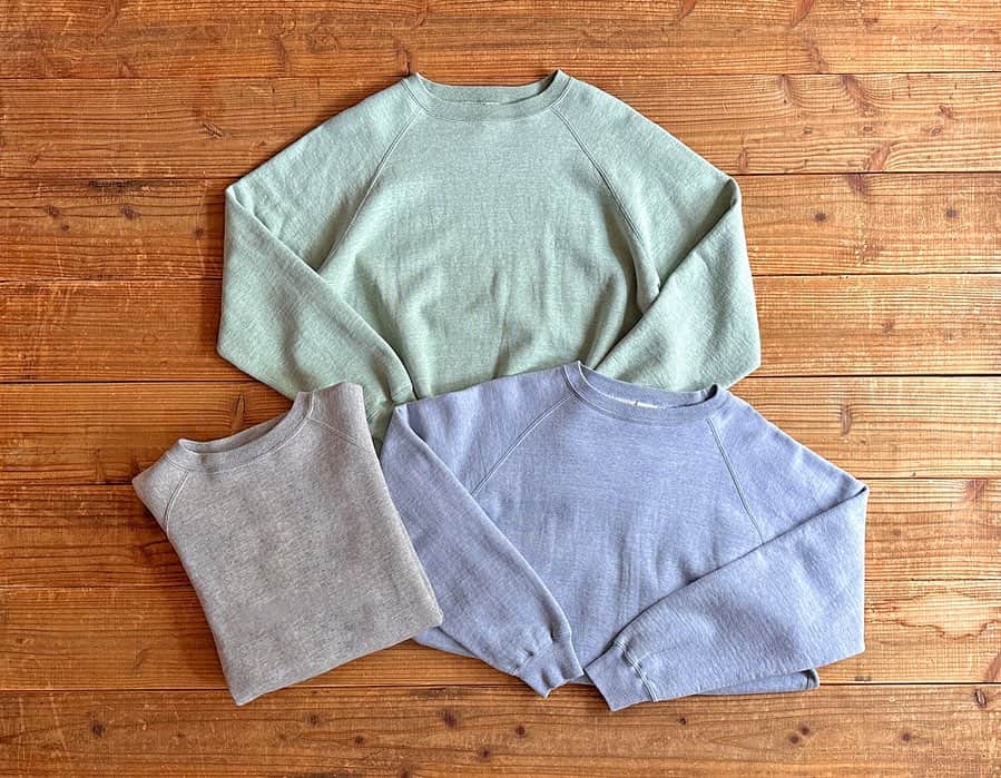 のインスタグラム：「ソリッドシリーズより、「SD 88/12 Crew Sweat Vintage Wash」が入荷しました。  ヴィンテージのチャンピオン88/12 Tシャツをイメージしたオリジナルの88/12ボディ。 コットン88%、レーヨン12%を混紡したなめらかで柔らかいボディはそのままに、ヴィンテージウォッシュ加工を施し長年着込んだかのような馴染のある質感に仕上げました。 デザインは他のソリッドシリーズ同様にシンプルな専用ネームが付属。 バックのネック部分にはピスネームをさりげなく。シンプル好きな方も納得のデザインです。  今シーズンはシーズンカラーでグリーンが登場しました。  SD 88/12 Crew Sweat Vintage Wash has just arrived!!  @standardcalifornia_os  @standardcalifornia_movie   #standardcalifornia  #スタンダードカリフォルニア  #8812  #crewsweat  #sweat  #クルースウェット  #スウェット  #internationalshipping  #overseashipping  #worldshopping  #worldshoppingjp」