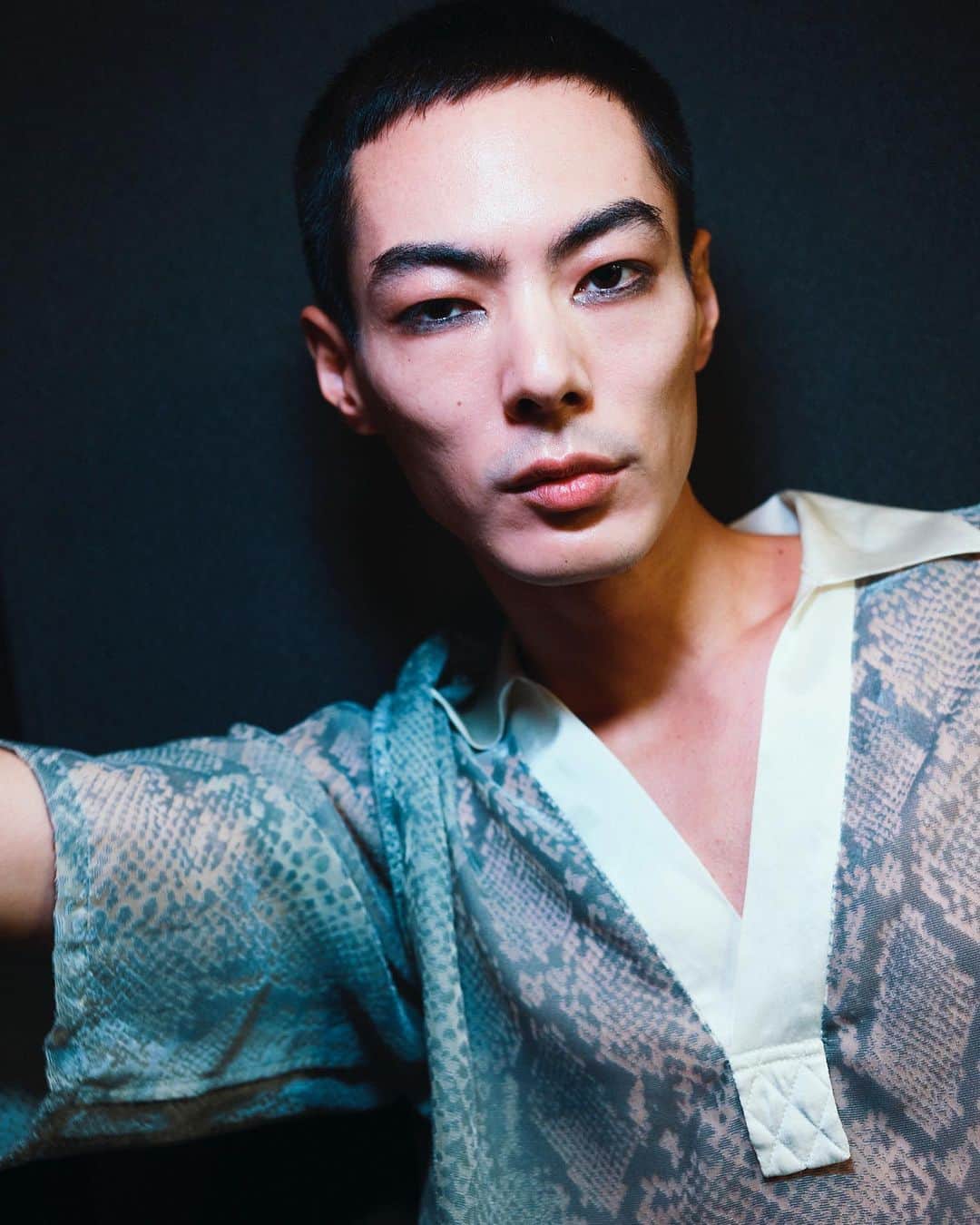 資生堂 のインスタグラム：「HEōS 24SS Collection　-NIBROLL- @heostokyo_official   HAIR &MAKEUP led by 新城 輝昌　@teru_shinjo    #heos #heostokyo #RakutenFWT #2024ss #tokyofashion #fashion #beauty #shiseidohma #資生堂ヘアメイクアップアーティスト #新城輝昌 #teruakishinjo」