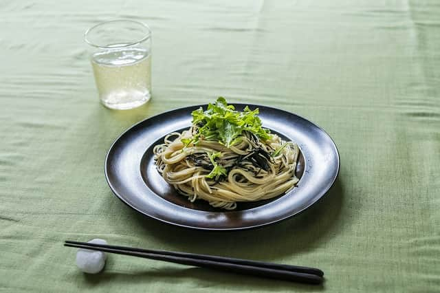 暮らし上手さんのインスタグラム写真 - (暮らし上手Instagram)「今日の晩ごはんに『ひじきとえのきのパスタ』はいかがですか？  植草奈緒さんの『ひじきとえのきのパスタ』は、ルッコラの苦みがあとをひく、シンプルなパスタ。炒めたひじきとえのきを和えるだけで完成。ひじきとえのき、異なる旨味が合わさりシンプルながら深みのある味に。味がなじみやすい細めの麺を使うのがおすすめ。  ------------------------------ 調理時間：20分  材料 （ 2人分 ） 好みのパスタ …200g（今回は1.4mmを使用） ひじき（乾燥） …10g えのき …100g ルッコラ …適量 薄口醤油 …大さじ2 塩 …適量 オリーブ油 …適量  ------------------------------  レシピの詳細はプロフィールリンクから！  #Kurashi #暮らし上手 #晩ごはん #レシピ #簡単レシピ」9月26日 14時30分 - kurashijouzu_official