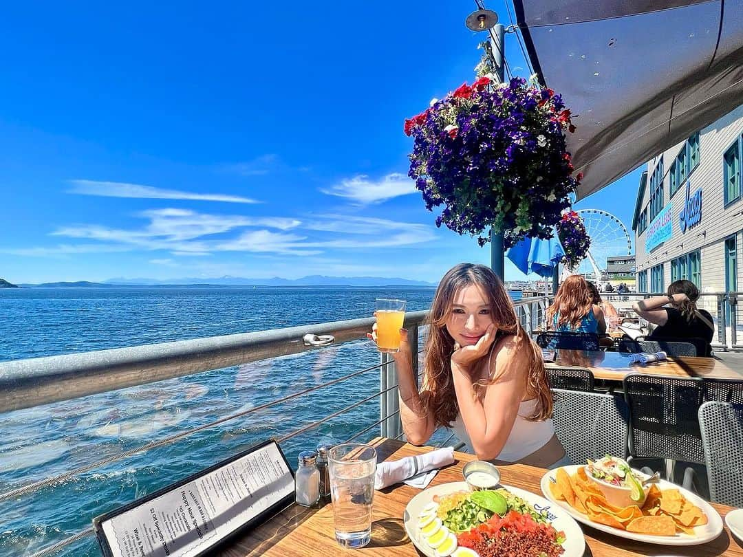 satoprimoさんのインスタグラム写真 - (satoprimoInstagram)「my go-to restaurant🧡  enjoying this sunshine🌞the ocean🚢and gorgeous meal🥂🍽🐠  #seattle #waterfrontrestaurant #ivarsfishbar」9月26日 14時30分 - satoprimo