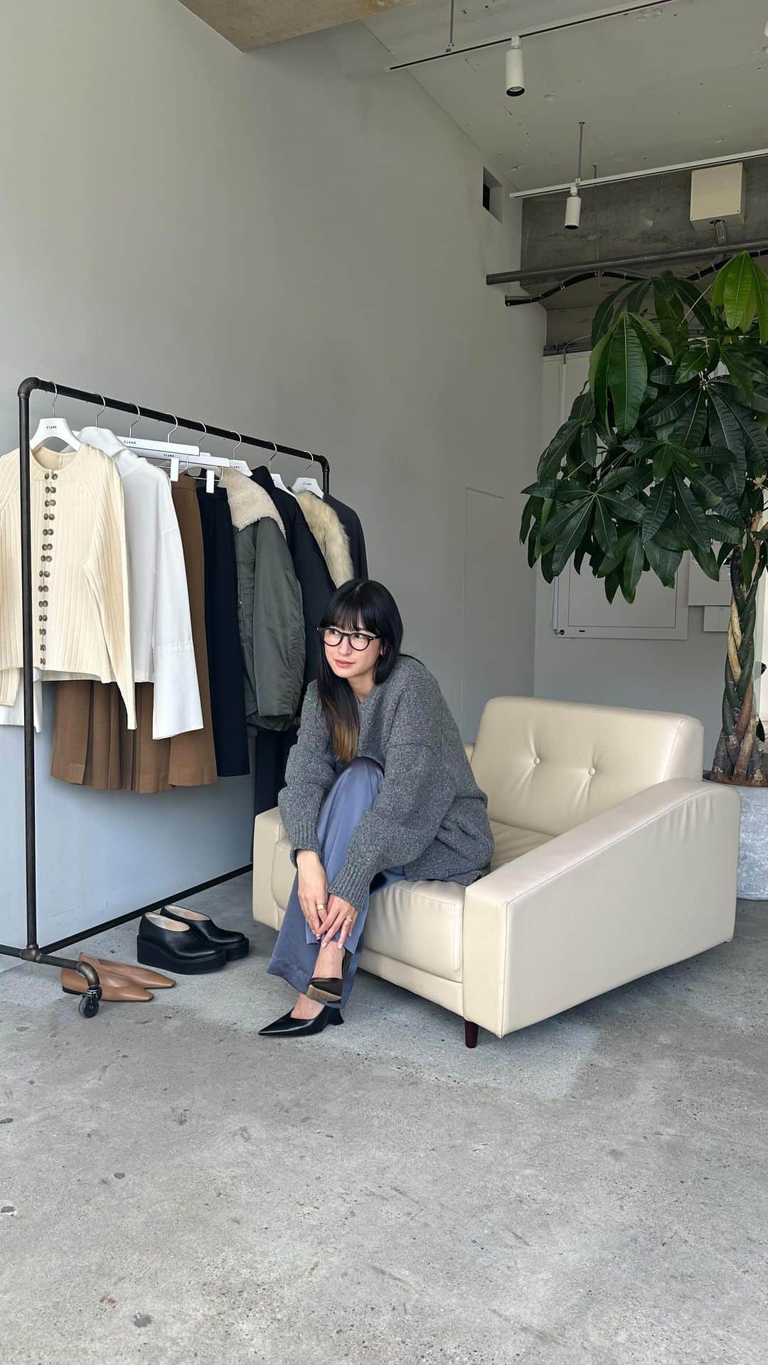 松本恵奈のインスタグラム：「今日は10月の新作アイテムをまとめてインスタライブしました😌少し涼しくなってきて、スタイリングも秋冬仕様にチェンジしていきたい時期ですね♡LIVEでは10月発売のオススメアイテムをスタイリングで紹介しているので、ぜひチェックしてみてください✨ 今回のインスタライブの他にCLANE公式アカウント(@clane_official)で10月新作アイテムを週1でご紹介していくので、そちらも観てください♡ 10月11日(水)からは博多POPUPSTOREの開催が決定しています！お楽しみに🥰  ENA158cm  #clane #新作 #10月アイテム」
