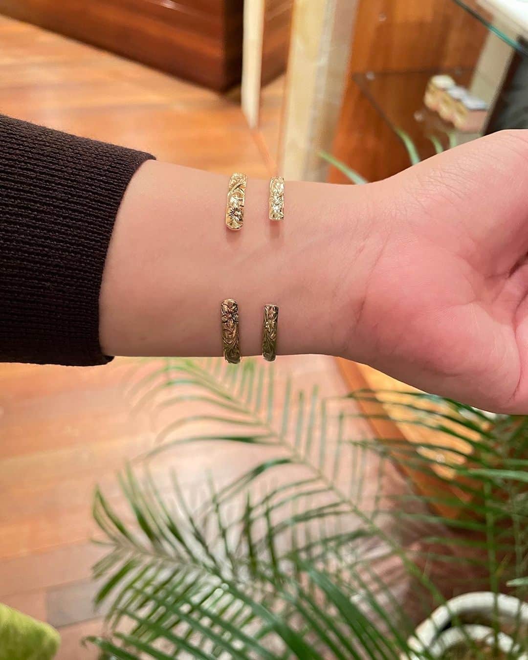 ハワイアンジュエリーのWailea（ワイレア）さんのインスタグラム写真 - (ハワイアンジュエリーのWailea（ワイレア）Instagram)「湘南店です🌴 暑さも少しずつ落ち着き、秋らしい季節になってきましたね🍂  今回は、季節問わず楽しめるバングルをご紹介します！  袖の長いお洋服からもちらっと見えるのがおしゃれなバングル✨ Open Bangleはぴたっとつけても、少しゆとりをもたせてつけても、もちろん重ねづけも素敵です✨  いつかはBangle！と考えていらっしゃる方も多いと思います！ ぜひお誕生日やクリスマスのご記念に、ご自身へのご褒美に、思い切ってオーダーをしてみませんか？ スタッフが丁寧にご案内いたします😊  ◇Open Bangle ◇ 10K Green Gold4㎜　¥162,855 (税込)〜 14K Yellow Gold5㎜　¥221,100 (税込)〜 ＊サイズやデザインにより価格が変わります。  #wailea #hawaii #hawaiijewelry #ワイレア #ハワイアンジュエリー #ワイレア湘南店 #ワイレア湘南ビーチブティーク片瀬海岸店 #ハワイアンジュエリーバングル #バングル #bangle #オーダーメイド #ハワイアンジュエリー元祖 #グリーンゴールド #グリーンゴールドバングル」9月28日 21時00分 - wailea.hawaii
