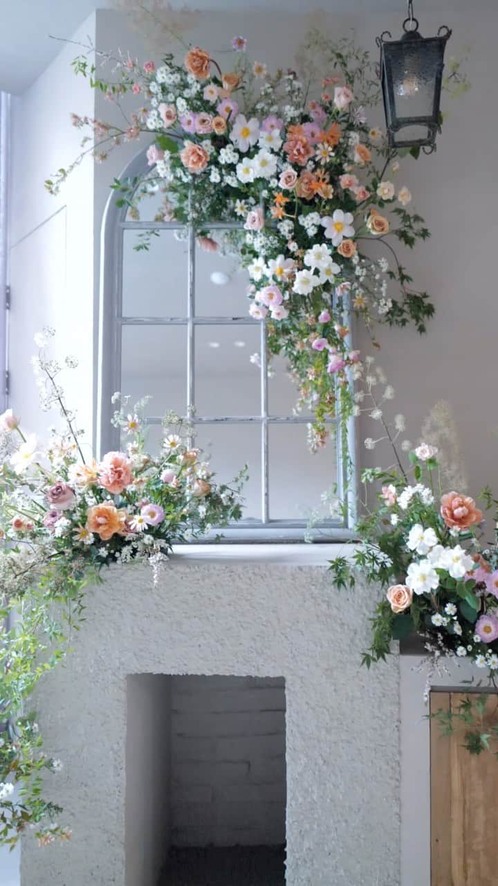 플로리스트 김애진(케이라플레르)のインスタグラム：「✔️Rainy day, #romantic #floralinstallation 촉촉한 가을비 내리는 날, 오늘의 #공간장식   케이라의 거울을 이용한 장식은 7년만에 다시 해보는거 같아서 감회가 새롭네요. #파티스타일링 으로 너무 아름다웠어요.   문의- 카카오채널 (케이라)   #케이라플레르 #꽃꽂이레슨 #꽃꽂이수업 #꽃꽂이클래스 #플라워레슨 #플라워클래스 #웨딩꽃장식 #거울장식 #keirafleur #koreanflorist #installation #weddingdecor #partystyling」