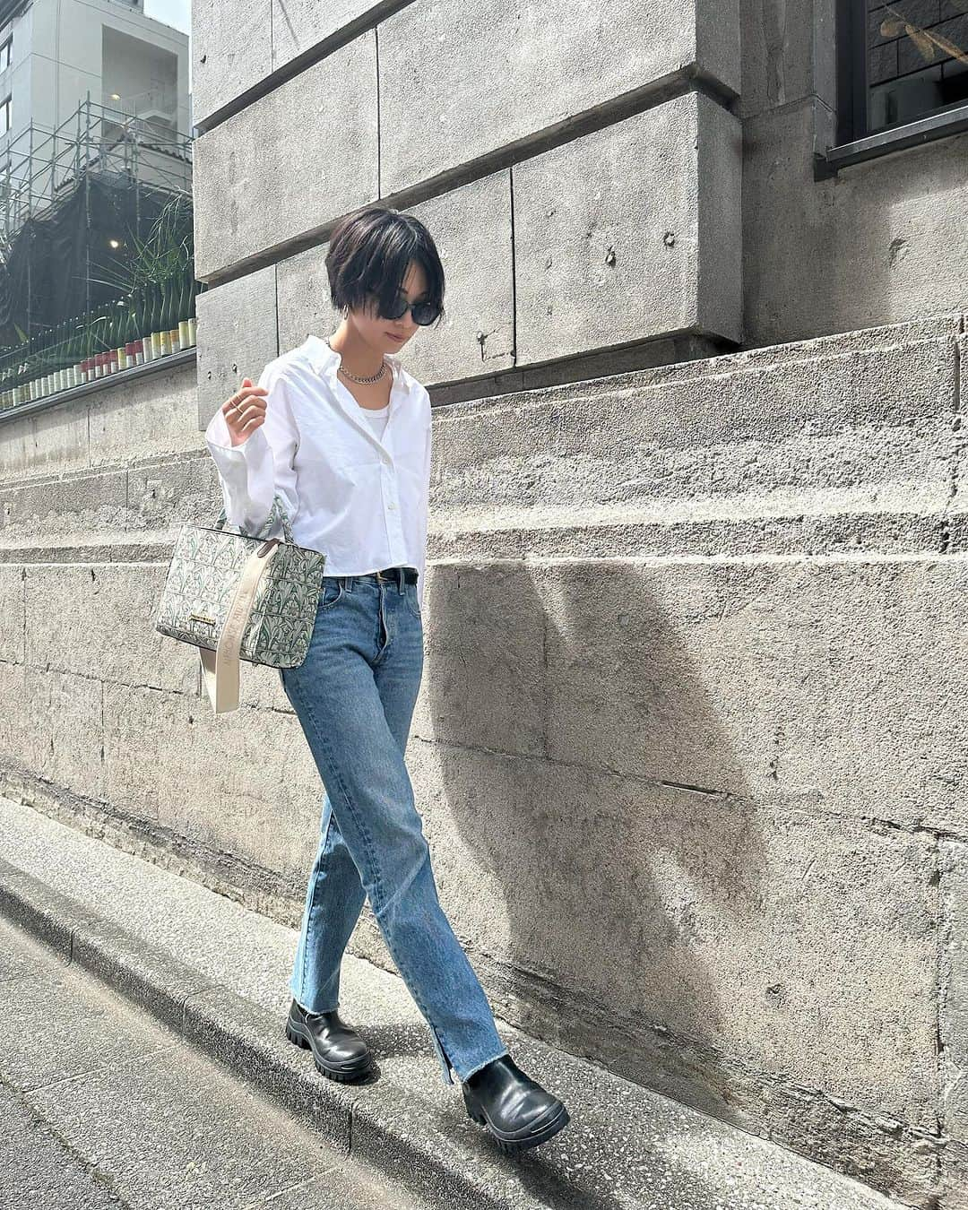 小山田早織のインスタグラム：「秋を感じる良い季節🫧  #白シャツ ... @deuxiemeclasse  #デニム ... @levis_japan @slobeiena  #トートバッグ ... @alphonsemucha_official  #サイドゴアブーツ ... @atpatelier  #サングラス ... @no.eyedia_official   MUCHAの世界観を香りとして纏えるようになったのはとっても朗報です✨ WWD最新号にてMUCHAの魅力について語らせて頂いておりますので宜しければCHECKしていただけたら嬉しいです✍️  @wwd_jp」