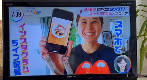 SHIORIのインスタグラム：「・・・  『求められているのは-変化-』  先日『THE TIME』というTBSの朝の情報番組でオンラインレッスンの裏側をご紹介頂きました。ご覧いただいたみなさん、温かいご感想をありがとうございました。  当初5分と聞いていた尺が蓋を開けてみたら倍の10分に！✨数日間密着取材をして頂き、タイトなスケジュールの中でも番組制作スタッフのみなさんの情熱、丁寧かつ愛のあるお仕事ぶりにこちらが沢山の刺激と感動を頂きました。  番組では2時間を超えるオンラインレッスンがなぜ今ヒットしているのか？なぜ継続率が9割という高い数字を維持しているのか？ヒットの秘訣を読み解くというテーマを4つの切り口でご紹介頂きました。  そんな風に受け取ってもらっていたのか‥ と改めて気付かされる部分もありとても光栄で有難い内容でした😭🙏  このような貴重な機会を頂きレッスンに興味を持って下さった方もいると思うので‥  今日は私自身がオンラインレッスンをやる上で、意識している事をお伝えします☺️  現在私のオンラインレッスン　@ateliershiori.online は10代から70代の幅広い生徒さんが在籍しています。 学生以来のインプットです！という方も多く、 『人はいくつになっても学ぶことができるんですね』と、学ぶ喜び、成長する喜びを尊ぶ声が止みません。  これらの有難いお声を受け取り、多くの人が手に入れたいと望むのは、日常のちょっとした『変化』なのだと痛感しました。  価値観の変化、人間関係の変化、体調の変化、暮らしの変化‥  だからこそレッスンでは『成長』や『改善』を伴う前向きな変化を実感してもらいたい。そう考え『相手にどんな変化を受け取ってほしいか』を徹底的にイメージすることを大切にしました。  『おいしいレシピ』だけでもレッスンはもちろん成立しますが、それでは『おいしかった！』という感想、つまり点で終わってしまい『変化』を実感するところまでは到達しにくいです。  それじゃあもったいない。 『おいしいレシピを起点に"食卓から暮らしが豊かになった"という変化を受け取ってもらう』をゴールにしたレッスン作りを意識すれば、ちらばった点は線へとつながり、やがて面となり、変化をより一層実感してもらいやすくなるはず！と考えるように。  料理で変化（成長）を実感する瞬間といえば、冷蔵庫にあるものでパパッ作れるようになる。短時間で何品も作れるようになる。献立に悩まないようになる。など色々ありますが、長年沢山の生徒さんを見て来た私が設定する「成長実感ポイント」はこんな感じです。    ①素材の味を生かせる → よりシンプルな工程や味付けでおいしいを作り出せた経験は自信に繋がる  ②旬を身近なものにする → 旬を食卓に取り入れる習慣がつくと季節の移ろいに敏感になり暮らし を楽しんでいる実感が湧く  ③買って食べるや外で食べるが当たり前だったものが自分で作れる →はじめて挑戦するワクワク感、おいしく作れた時の達成感、食卓に笑顔が広がる瞬間の幸福感。作れなくても人生なんら問題ないものを、あえて作ることで得られる充実感は豊かさの認識に通ずる  このように、わたしが考える「成長実感ポイント」は、みじん切りや千切りが上達するテクニックや単純にレパートリーを増やすといったものではありません。  考え方や暮らしそのものの変化につながりやすいという視点で設定し、おいしいレシピを通じて、さりげなく繰り返しカリキュラムに組み込んでいます。  これらの変化のひとつひとつは何気ない小さな実感でも、積み重ねることで『食卓から暮らしが変わった！』という大きな実感へと繋がると信じています。  『求められているのは"変化"』という意識を胸に、これからもレッスンを磨き続けたいと思います。  日常にちょっとした変化をつけたい方、 ぜひこの機会に体験してみてください✨  ➖➖➖➖➖➖➖➖  ＼＼只今35期生募集中👩‍🍳／／  @ateliershiori.online  は、好きな時に好きな場所から自分のペースで受講できるオンライン料理教室です。  入会金や手数料はありません。 1ヶ月からのお試しも可能なので、気になったらぜひ一歩踏み出してみてください🌈  過去レッスンは全てご視聴頂けます。  ________________  ⚠️お申込みは30日17時まで⚠️ プロフィールページのURLからお申し込みいただけます。その際、ご自身のユーザーネーム（ID）漏れが非常に多くなっておりますので焦らず、必要事項を全てご記入お願いいたします🙇‍♀️  #SHIORIレシピ #料理教室 #オンラインレッスン #食卓から暮らしを豊かに」
