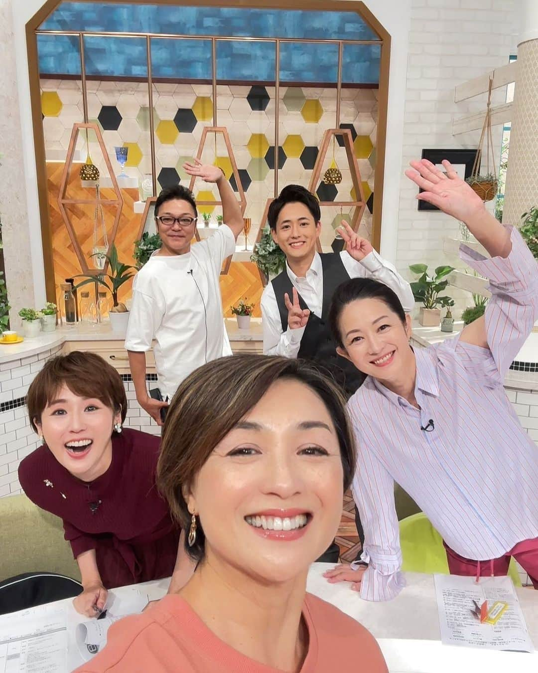 にしおかすみこのインスタグラム：「#テレ東#なないろ日和 #香坂みゆき　さん #山内乃理子　さん #マックン #高橋大悟アナウンサー　さん #私😚  #写メ 大人なので いそいそと画角に入るが、  本当は  スキップしながら入りたい😚✨🙌🤩」