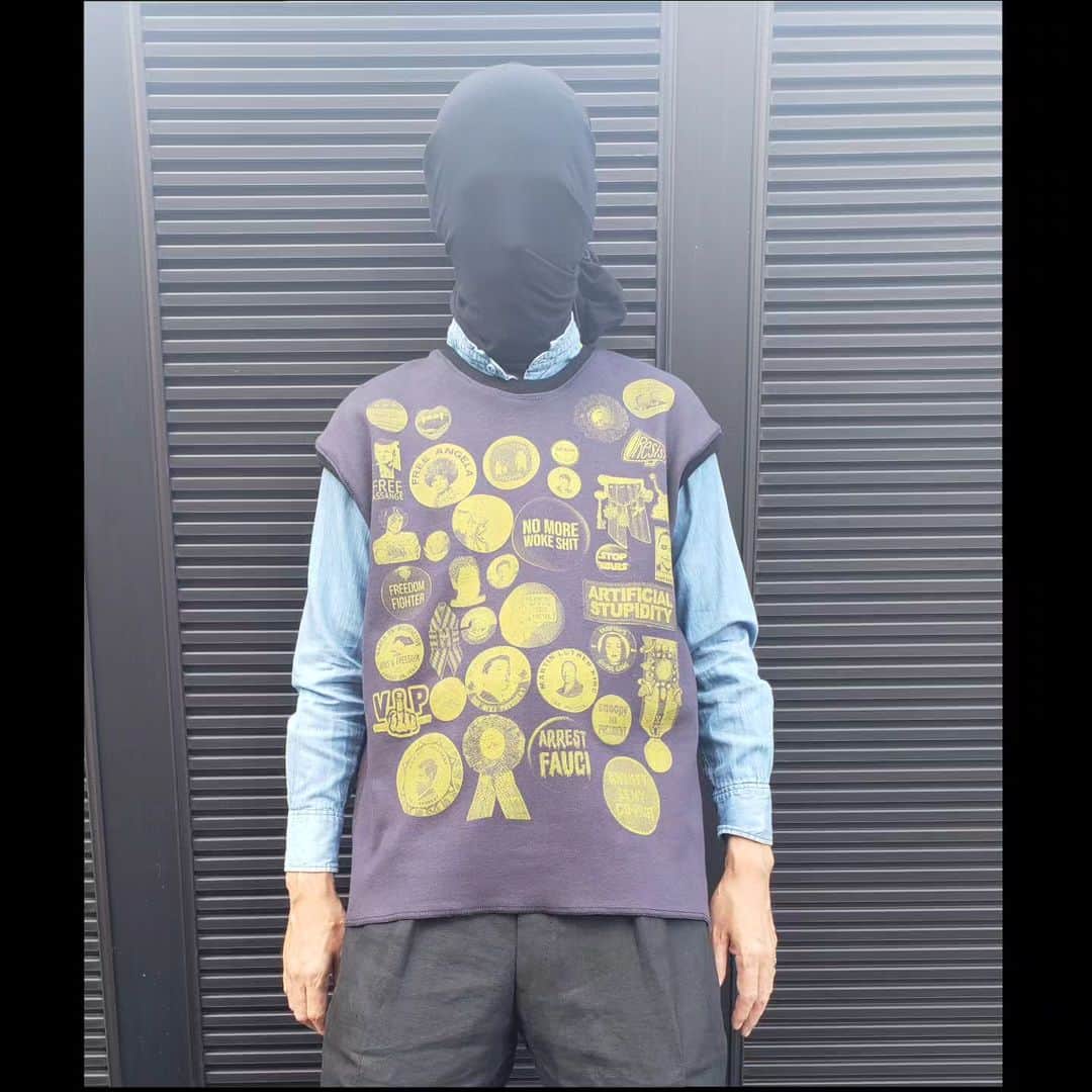 信國太志のインスタグラム：「Letter to my friends~秋のお便り  Protest Badges Vest と題して 様々なメッセージバッジをプリントとしたベストを作りました。 形はゆとりがあるドロップショルダーです。 生地は北海道産の羊毛で作ったスウェット生地(C85％W15％)。 税込み22000円。納期は10月内。 写真のマスクマン着用がL、千鳥柄のレディースマネキンに着せたのがMの2サイズ。 順にMLで着丈65,70cm身幅51,56cm。 色はyellow on navvyの一色のみ。写真の唇プリントバッジが付属されます。 御注文はDMにて、お名前、ご住所、お電話番号お願い致します。お振込み口座番号をご返信致差し上げます。 尚、御連絡をお返しするのに数日かかる場合がありますことをご了承下さい。 受注数量は僕の手で作れる範囲の数の御注文を承り次第打ち切らせて頂きます。」