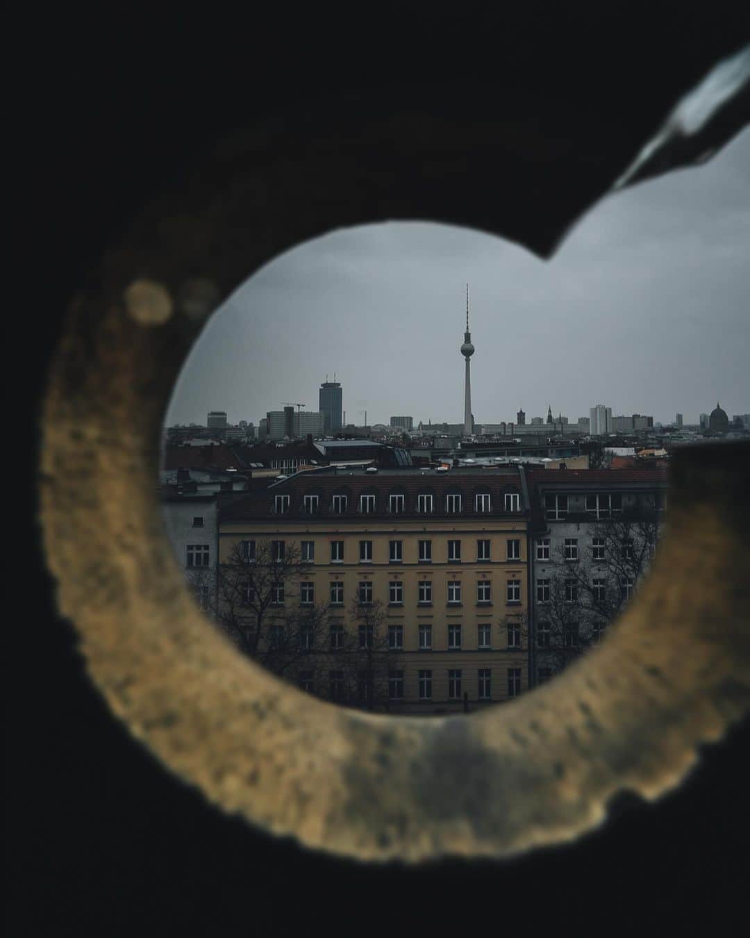 Thomas Kakarekoさんのインスタグラム写真 - (Thomas KakarekoInstagram)「[and it pulls me back in] This gallery presents Berlin as I often see it -  subdued, layered, and full of nuance. It’s about the city’s quieter, more contemplative moments, seen in stark contrast and moody tones. For me, there’s something inherently compelling about this alternative view, one that continues to draw me in. #berlin」9月26日 15時07分 - thomas_k