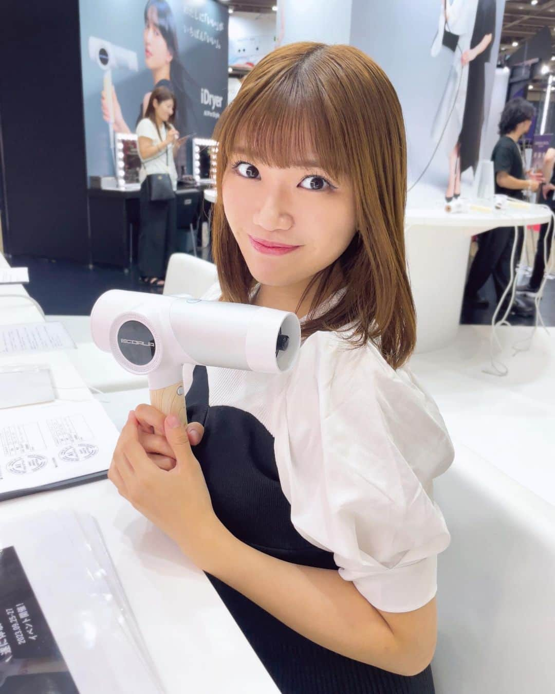 平岡明純のインスタグラム：「🕊️Diet＆Beauty Fair2023🕊️  東京ビックサイトにて 発売前の次世代型AI 「iDryer」のイベントのお手伝いに来てます✨  富士山溶岩を練り込んだセラミックノズル軟毛・硬毛・普通毛３つの髪質に合わせられます！  私は普通毛💖  タッチパネル方式で自分の髪質にあった乾かし方を設定できる 新型ドライヤー👏  発売が楽しみです💖  ぜひあなたもお試し下さい✨  #ラブストック #iDryer  #ECOALA  #ドライヤー #dietbeautyfair2023」