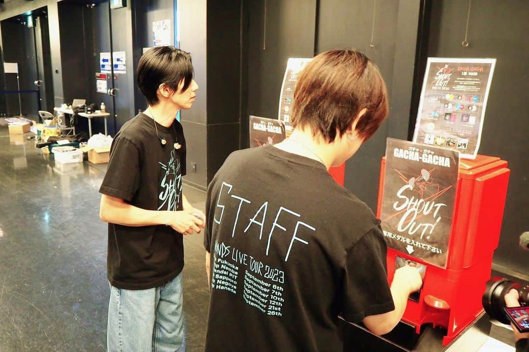 WANDSのインスタグラム：「本日はWANDS東京ツアーファイナル！ せっかくなのでメンバーに物販コーナーへ遊びに来てもらいました♪  これはガチャをたくさん引いてまた元に戻している様子です(笑)📸   #wands_shoutout」