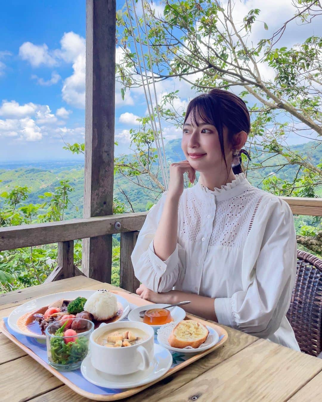 日野礼香のインスタグラム：「台南旅には絶景カフェがたくさん✨ ここは珈琲農園の中にあるカフェで珈琲の栽培や加工についてもいろいろ教えていただきました☺️  #taiwan #tainan #southtaiwan #trip #tripstagram #travel #travelstagram #taiwantrip #cafe #cafestagram #nature #台南 #台湾 #寺 #海外旅行 #乗り鉄 #旅好き #旅好き女子 #タビジョ #旅スタグラム #台湾旅行 #台湾観光 #カフェ #絶景カフェ #農園 #農園カフェ #コーヒー農園  #絶景 #pr」