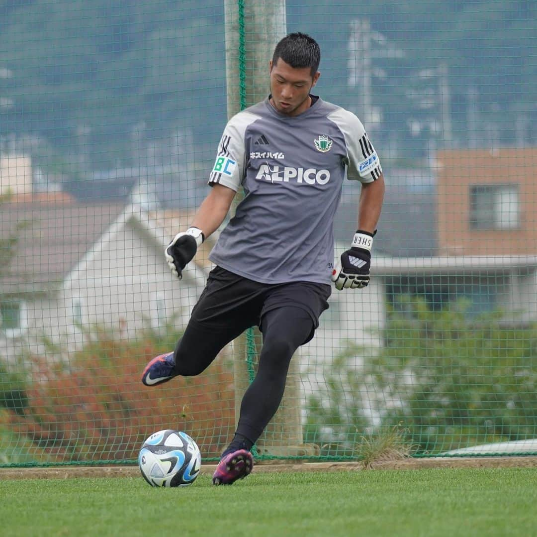 松本山雅FCのインスタグラム：「9.26トレーニング 本日のトレーニング写真をピックアップ📸🟢 〜GK編〜  #yamaga #matsumotoyamaga #薄井覇斗 #村山智彦 #ビクトル #神田渉馬」