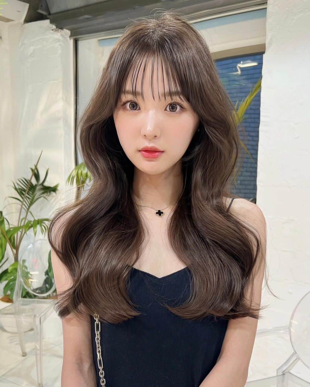 のインスタグラム：「. < SHIMA HITHAIR -September- > .  [ 都会的で女性らしいHAIR ] 柔らかい毛流れの顔まわりと毛先がまとまるカット！ カジュアルで上品な魅力を引き出す艶々ヌードグレージュ♡ . ◆担当：GINZA ANNEX店  関口 圭介 @sekiguchi_keisuke ◆menu：カット&プレミアムカラー ◆使用スタイリング剤：#seekmoisture #richoil #seekessence . @shima_ginza_annex  #shimaginzaannex #shima #shimahithair」