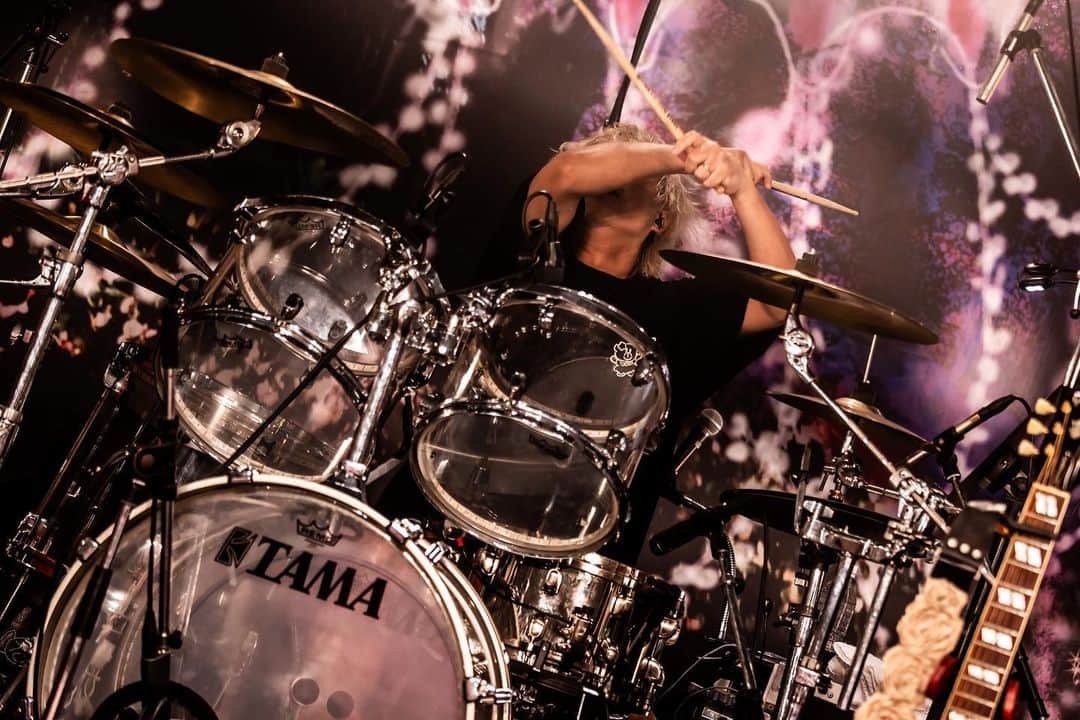 ピエール中野のインスタグラム：「・ リキッドルームはフロアの床を音質(反響の調整)のために何回か貼り替えている。あまり気づかれないところで密かにアップデートを続けているのは、自分と似ているところがある。  中音もやりやすく、伸び伸びとドラム演奏できるステージで、大好きなライブハウスのひとつだ。またいつかここでピエールフェスを復活させたい。  Photo by @masayo_rix」