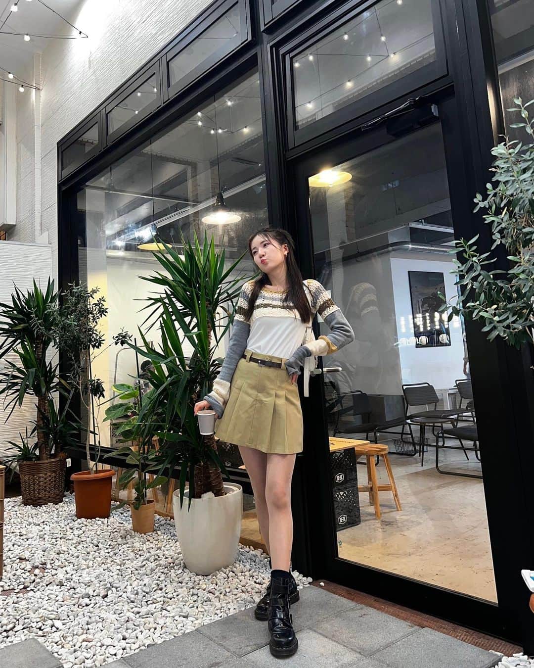 雨宮凜々子のインスタグラム：「Y2K風にしてみた🇰🇷 👚#followin  👖#followin  👟#drmartens  👜#givenchy   長袖が着れて幸せな私です🤭 トップスのニット素材が肌触り良くて最高でした♪ @followin._official のリンクから購入できるよ🛍  #韓国ファッション #followin #韓国好きな人と繋がりたい #ootd #韓スト #秋コーデ #pr #unemansion」