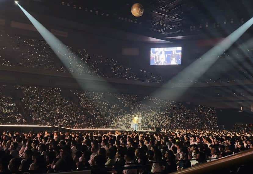 朝日奈央のインスタグラム：「ゴッドタンマジ歌ライブinさいたまスーパーアリーナ最高に楽しかった~🎤♡ 打ち上げまで幸せな空間でした✨ ハライチさんと漫才をさせてもらった事、一生の思い出です😭笑」