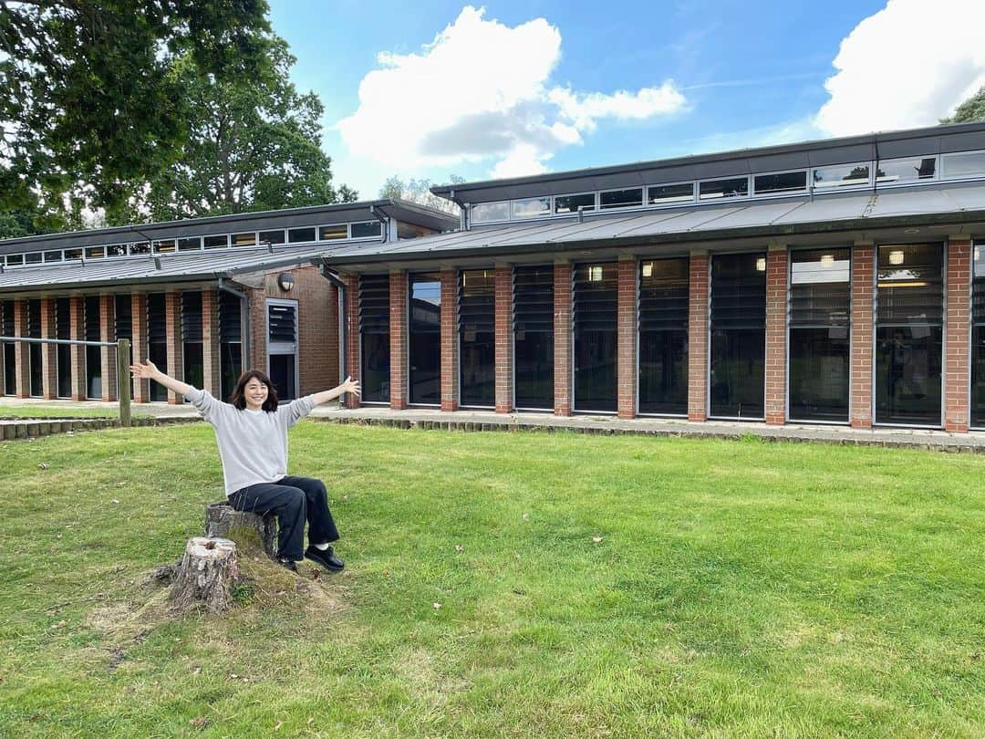 石田ゆり子さんのインスタグラム写真 - (石田ゆり子Instagram)「イギリス🇬🇧への旅。 2019年の秋以来の海外。 四年ぶりの海外。 北極圏を抜けて飛ぶ14時間以上の 空の旅。 今回の渡航は、動物たちのための素晴らしいドキュメンタリーの撮影でした。詳しいことは もう少ししたらお知らせしますが 貴重な体験を沢山しました。 移動も沢山で、なかなかハードでしたし、笑っちゃうくらいおかしなエピソード満載の旅でしたが、 今の私が今後、動物たちのために何をしたらいいのか、明確な指針を与えてくれた旅でした。 世界は広い。 志高く生きていきたいと 強く思いました。 英語は、レッスンを続けているだけあってものすごく耳が良くなったのを自分でも感じました。 話すのはまだまだですが、 言ってることがわかることの幸せ。がんばります。」9月26日 15時21分 - yuriyuri1003