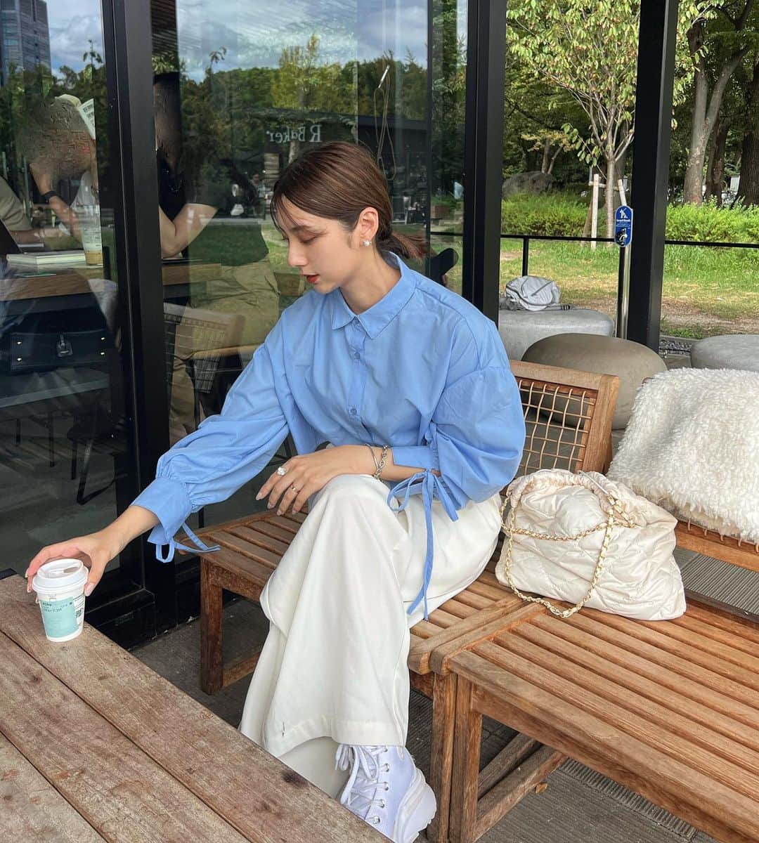 青野未来 / MikuAonoのインスタグラム：「. . 💙🤍  @nachi_cooo × @gravail @denifits_official  大好きナチさんコラボの絶対欲しかったブラウスもちろん買いました🤭💙  次はいつナチさん拝めるだろうか..😮‍💨🤍 . . #avail#アベイル#しまパト  #関西ママ#ママコーデ #プチプラコーデ」