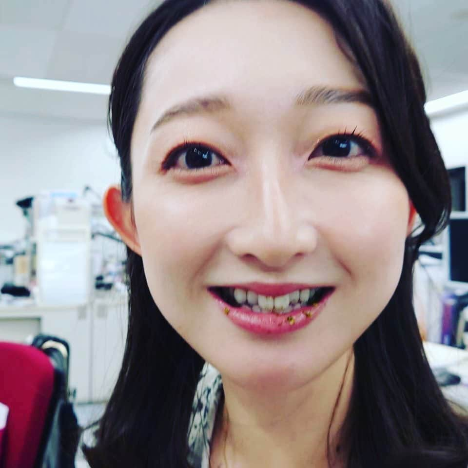 竹上萌奈さんのインスタグラム写真 - (竹上萌奈Instagram)「⁡ ⁡ #おはぎ がだいすき。 ⁡ と言っていたら ⁡ みんなから勧められた#青のりおはぎ ⁡ 初めてたべました ⁡ 西日本の文化なんですね どうりで知らなかったわけです ⁡ 食べた後、すごい口になってました 磯風味と素朴なあんこがいい感じでした👌 ⁡ #堀田アナ が撮影してくれました  #おやつ #おやつタイム #3時のおやつ」9月26日 15時37分 - takegami_moena