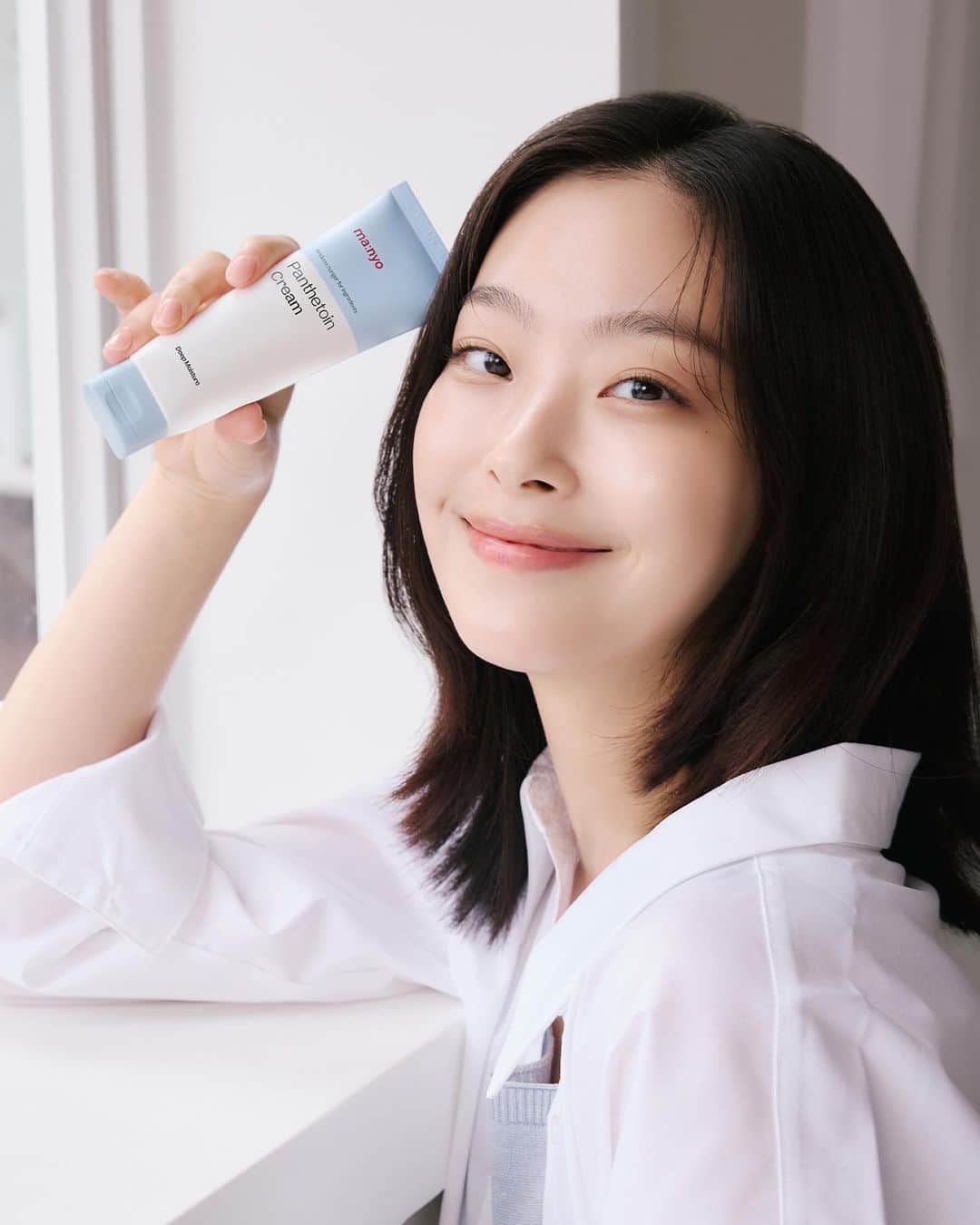 チェ・ヒジンのインスタグラム：「@manyoofficial  평소에도 자주 사용하던 브랜드와 함께하게 되어서 행복합니다!☺️ 마녀공장 많이 사랑해주세요💙」