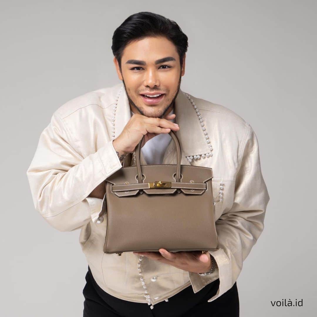 のインスタグラム：「Carrying a Birkin 25 Etoupe Togo Ghw instantly elevates your style and sets you apart from the crowd. The luxurious Togo leather combined with the gold hardware creates a timeless and irresistible allure. Don't miss out on this rare opportunity to own a Birkin 25 Etoupe Togo Ghw. Indulge yourself in the epitome of luxury today!  __ Shop now on : ⁠ 🛒 Website www.voila.id ⁠ 💬 WhatsApp +62 818 683 683」