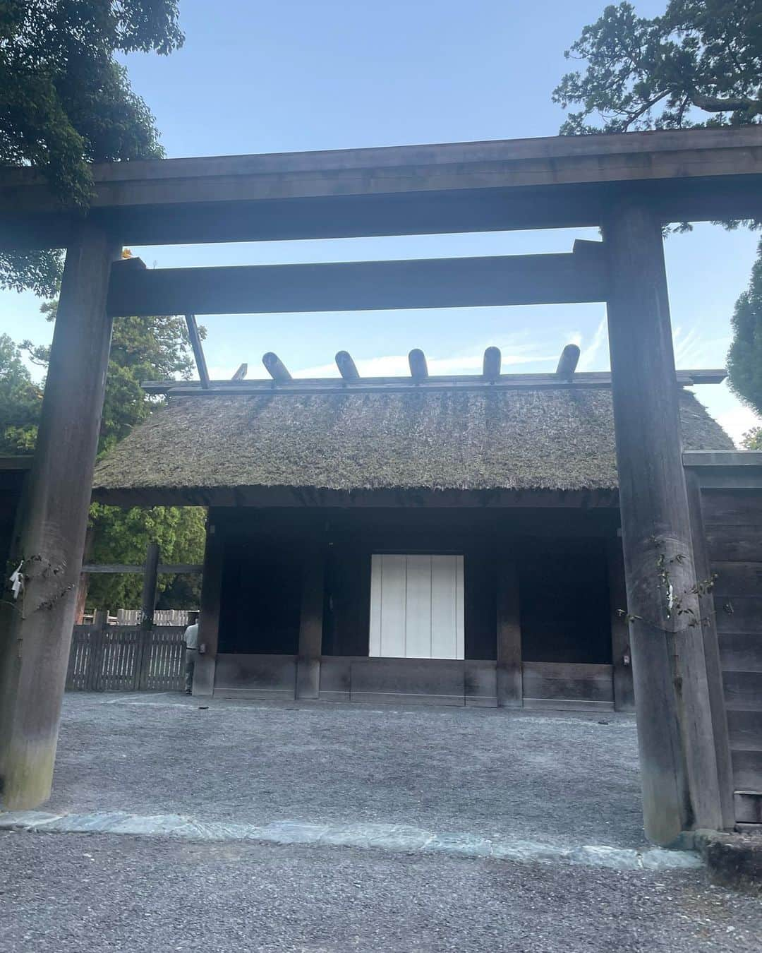 榊ゆりこさんのインスタグラム写真 - (榊ゆりこInstagram)「伊勢神宮へお参り⛩️✨ 朝早くに行ったのでほぼ人がいないうえにとてもいい天気で すごく贅沢な空間でした❤️  お参りも早く終わってしまいお店もまだ開いている様子がなかったのですが、赤福本店朝5時から営業してました😆 開いてる店を見つけ伊勢うどんも食べてきました😊  いい1日だ🙏✨  #伊勢神宮#お伊勢参り#内宮#外宮#赤福#伊勢うどん#伊勢ひとり旅」9月26日 15時35分 - yuricosakaki