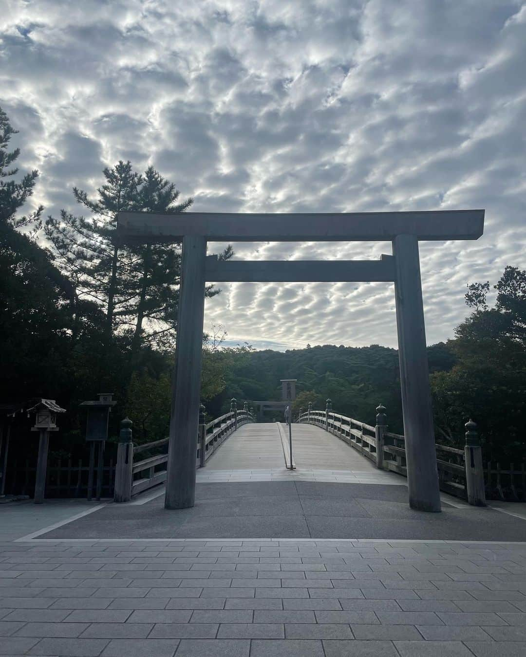 榊ゆりこのインスタグラム：「伊勢神宮へお参り⛩️✨ 朝早くに行ったのでほぼ人がいないうえにとてもいい天気で すごく贅沢な空間でした❤️  お参りも早く終わってしまいお店もまだ開いている様子がなかったのですが、赤福本店朝5時から営業してました😆 開いてる店を見つけ伊勢うどんも食べてきました😊  いい1日だ🙏✨  #伊勢神宮#お伊勢参り#内宮#外宮#赤福#伊勢うどん#伊勢ひとり旅」