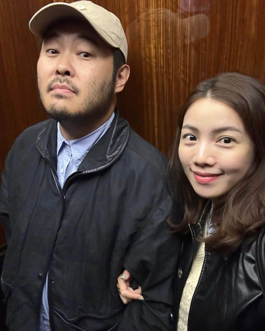 キム・ギバンのインスタグラム：「. 결혼기념일이 추석연휴라 조금 당겨서 데이트~ 미리 식당예약도 해놔서 여유있게 밥먹고 커피마시고 너무 좋네❤️ 봐도봐도 예쁘고 사랑스러운 우리 희야~ 앞으로도 더 재밌고 행복하게 잘 지내자^^ 내년에는 유하도 같이 밥먹어볼까?ㅋ 사랑해~❤️ . #희바라기방 #결혼기념일  #매일매일더이쁜희바리」