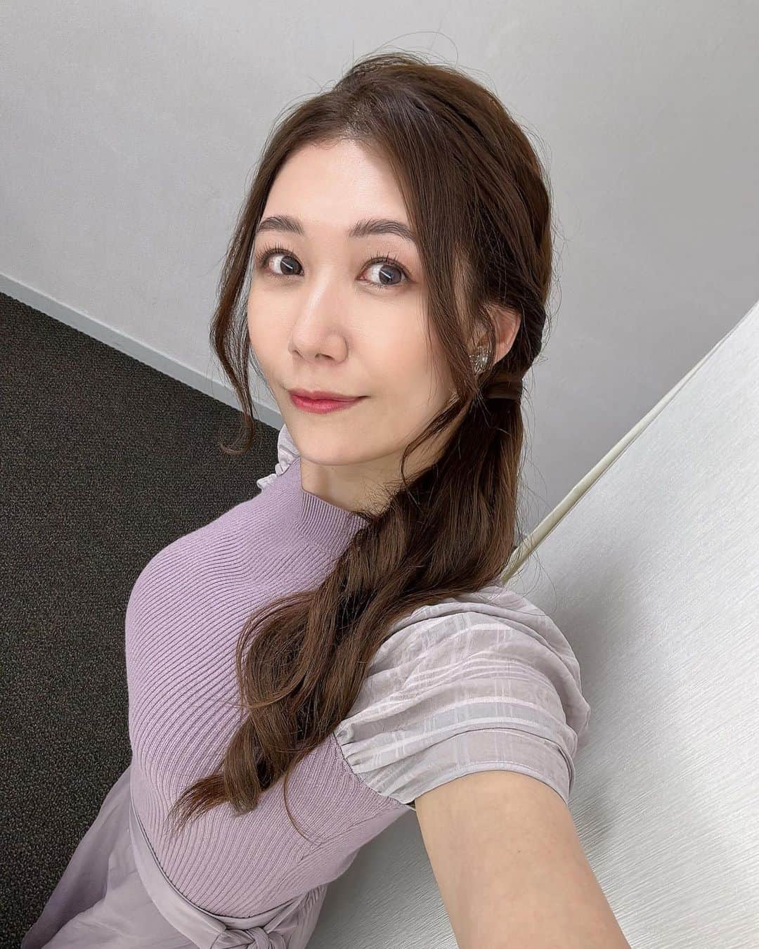 穂川果音さんのインスタグラム写真 - (穂川果音Instagram)「hairstyle  シンプルめなサイドアップヘアです😊  #ヘアアレンジ　#ヘアスタイル　#サイド寄せヘア　#サイドアップ　#アベプラ　#アナウンサーコーデ #おとなっぽヘア」9月26日 15時46分 - hokawakanonn