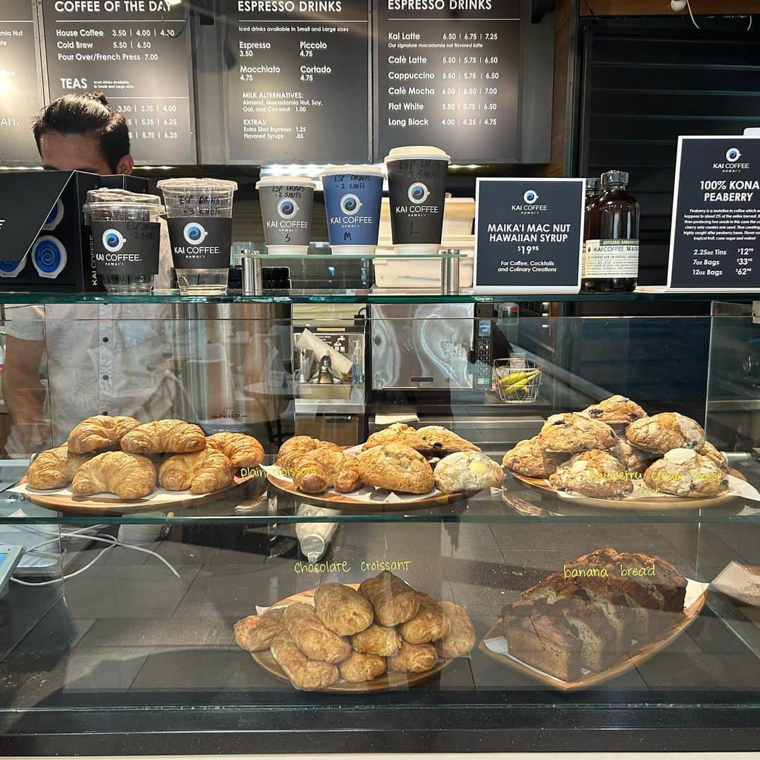 飯島寛子さんのインスタグラム写真 - (飯島寛子Instagram)「ワイキキの中心の憩いの場 @kaicoffeehawaii kiosk Kai latte 香ばしくて濃くがある！サンプルのサンドイッチもスィーツもめちゃ美味しいです！ @incurablepicure   #ハワイ　#ハワイ在住　#ハワイライフ　#今日のハワイ #カイコーヒーハワイ  #ハワイ最新情報」9月26日 15時44分 - hirokoiijima