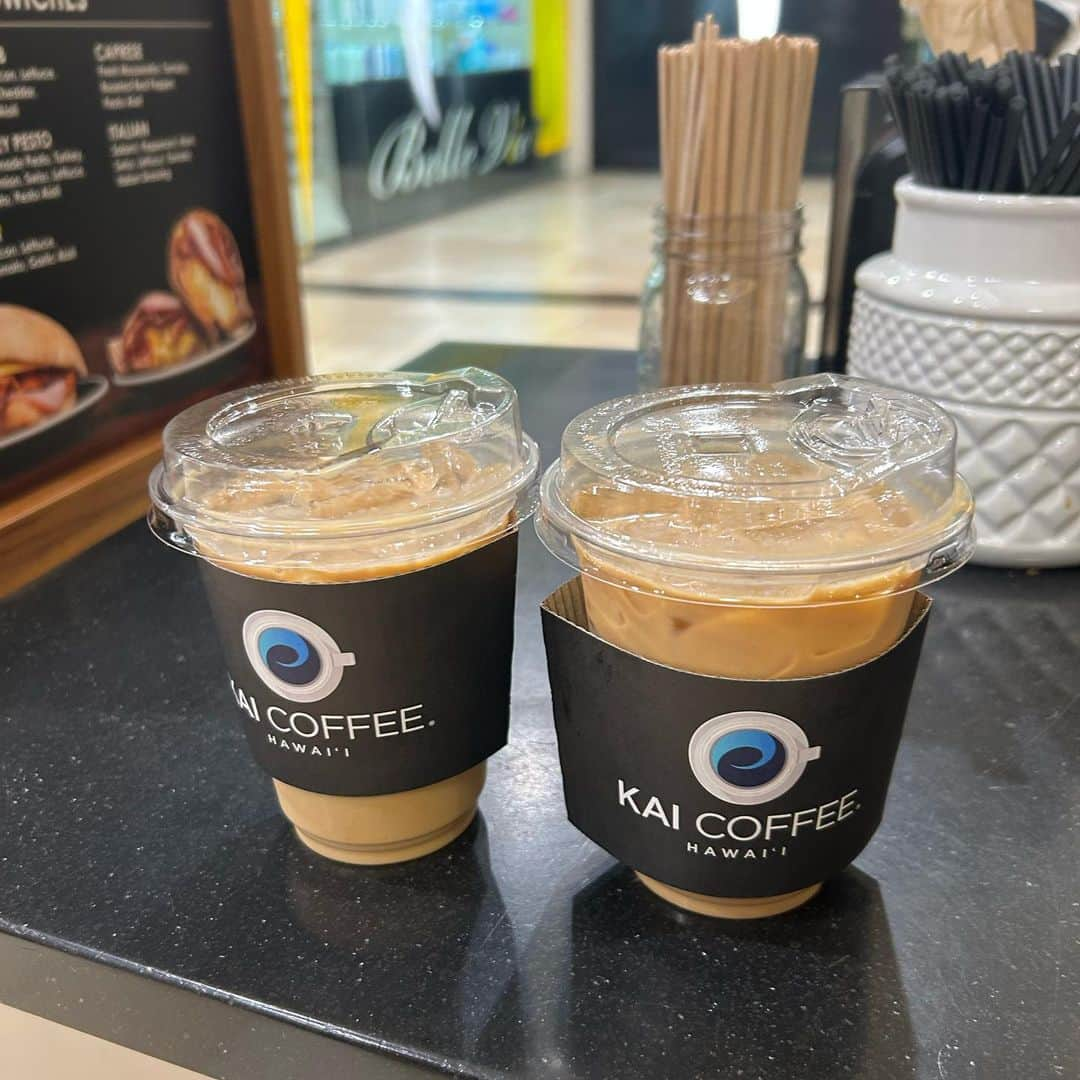 飯島寛子さんのインスタグラム写真 - (飯島寛子Instagram)「ワイキキの中心の憩いの場 @kaicoffeehawaii kiosk Kai latte 香ばしくて濃くがある！サンプルのサンドイッチもスィーツもめちゃ美味しいです！ @incurablepicure   #ハワイ　#ハワイ在住　#ハワイライフ　#今日のハワイ #カイコーヒーハワイ  #ハワイ最新情報」9月26日 15時44分 - hirokoiijima