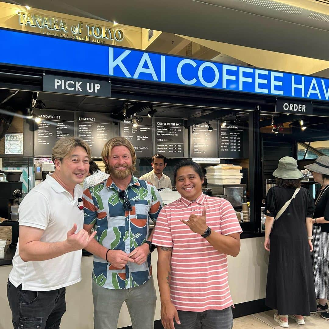 飯島寛子さんのインスタグラム写真 - (飯島寛子Instagram)「ワイキキの中心の憩いの場 @kaicoffeehawaii kiosk Kai latte 香ばしくて濃くがある！サンプルのサンドイッチもスィーツもめちゃ美味しいです！ @incurablepicure   #ハワイ　#ハワイ在住　#ハワイライフ　#今日のハワイ #カイコーヒーハワイ  #ハワイ最新情報」9月26日 15時44分 - hirokoiijima