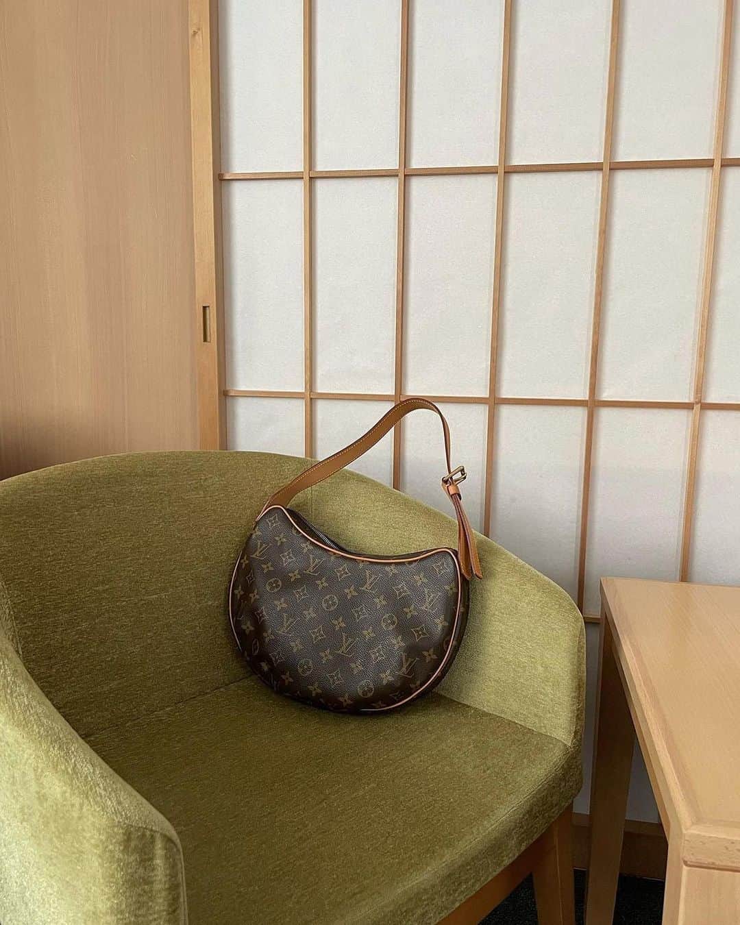 のインスタグラム：「🥐 on the couch  📷 @nyao.tw」