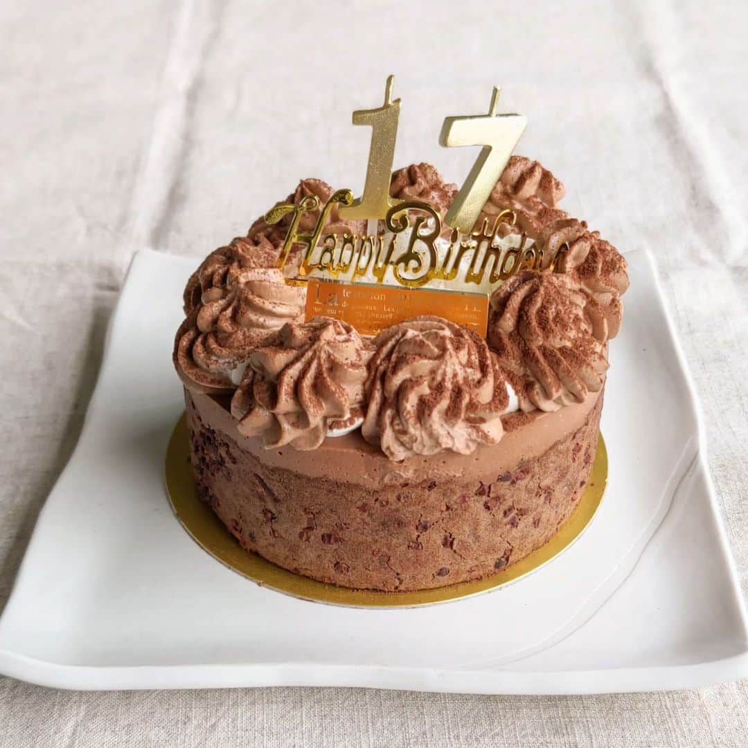 藤森夕子さんのインスタグラム写真 - (藤森夕子Instagram)「生まれてきてくれてありがとう(^^) 17歳のスタート♡  誕生日当日の午前中に、ムースショコラオランジュのクラスがあったので先月から予約していて作ってきました！  当日にケーキのレッスンがあって良かった！  昨年は、カフェのオープン直前でお祝いしてあげられなかったので😢 今年は、絶対にケーキorタルトを作ってあげたかったの  先ずカカオニブ入りのビスキュイショコラを天板で焼いて、型に入れて中にチョコレートムースとオレンジジャムを作って入っているムースケーキです！  試食したけどめっちゃ美味しー♡  また一年、健やかに…健康第一でね それが母の一番の願いです(^^)  #17歳 #息子の誕生日 #手作りケーキ #誕生日ケーキ #ムースケーキ #チョコレートムースケーキ#チョコレートケーキ #ムースショコラ #誕生日 #happybirthday#seventeen」9月26日 15時55分 - yukofujimori2525