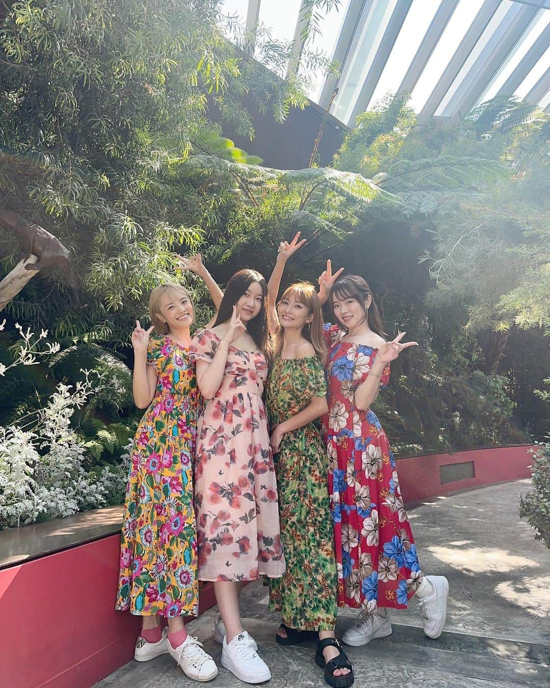 橋本紗奈さんのインスタグラム写真 - (橋本紗奈Instagram)「みんなでお揃いワンピース👗ˎˊ˗ . . 湿気が多くて髪の毛癖が出る𓂃 𓈒𓏸 . . . #シンガポール #singaporelife #シンガポール旅行 #女子旅 #指輪は右手だからね！」9月26日 15時50分 - hashimoto_sana