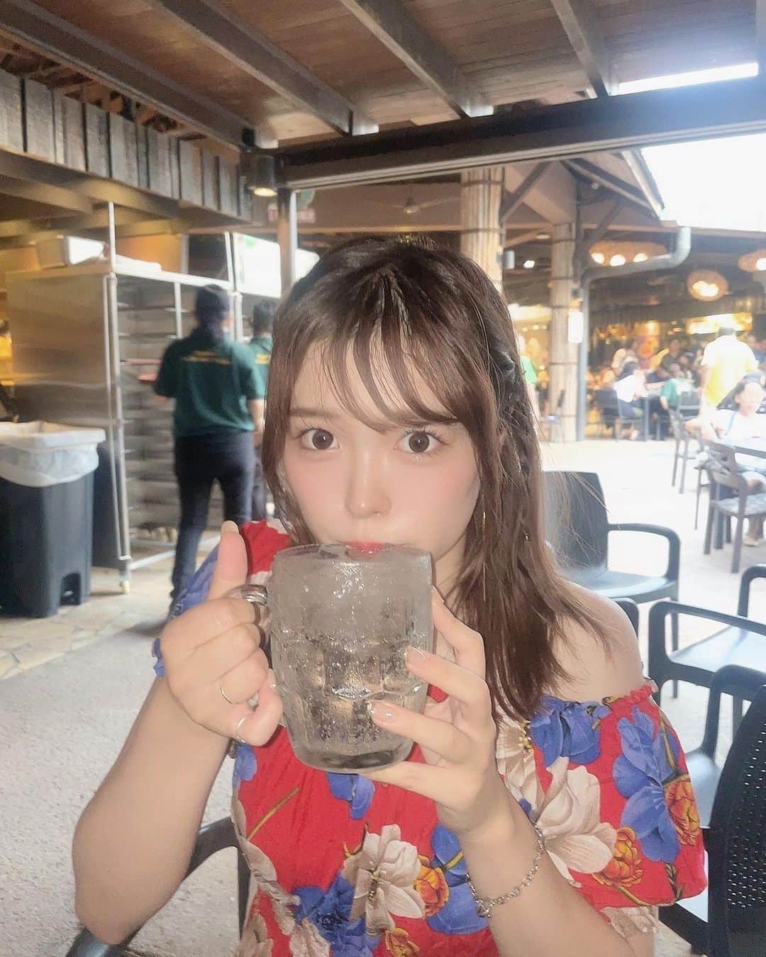 のインスタグラム：「みんなでお揃いワンピース👗ˎˊ˗ . . 湿気が多くて髪の毛癖が出る𓂃 𓈒𓏸 . . . #シンガポール #singaporelife #シンガポール旅行 #女子旅 #指輪は右手だからね！」